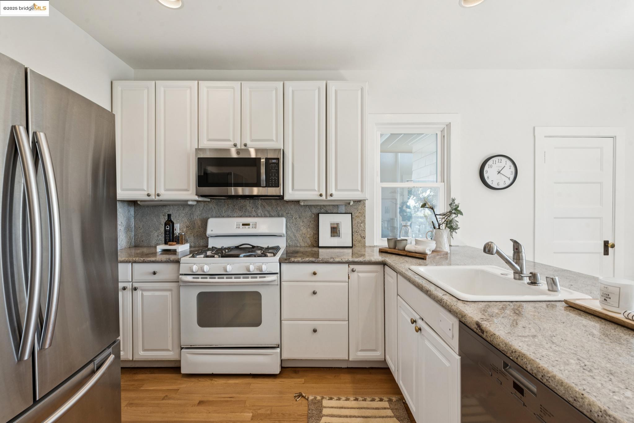 Detail Gallery Image 15 of 60 For 526 Mira Vista Ave, Oakland,  CA 94610 - 5 Beds | 3/1 Baths