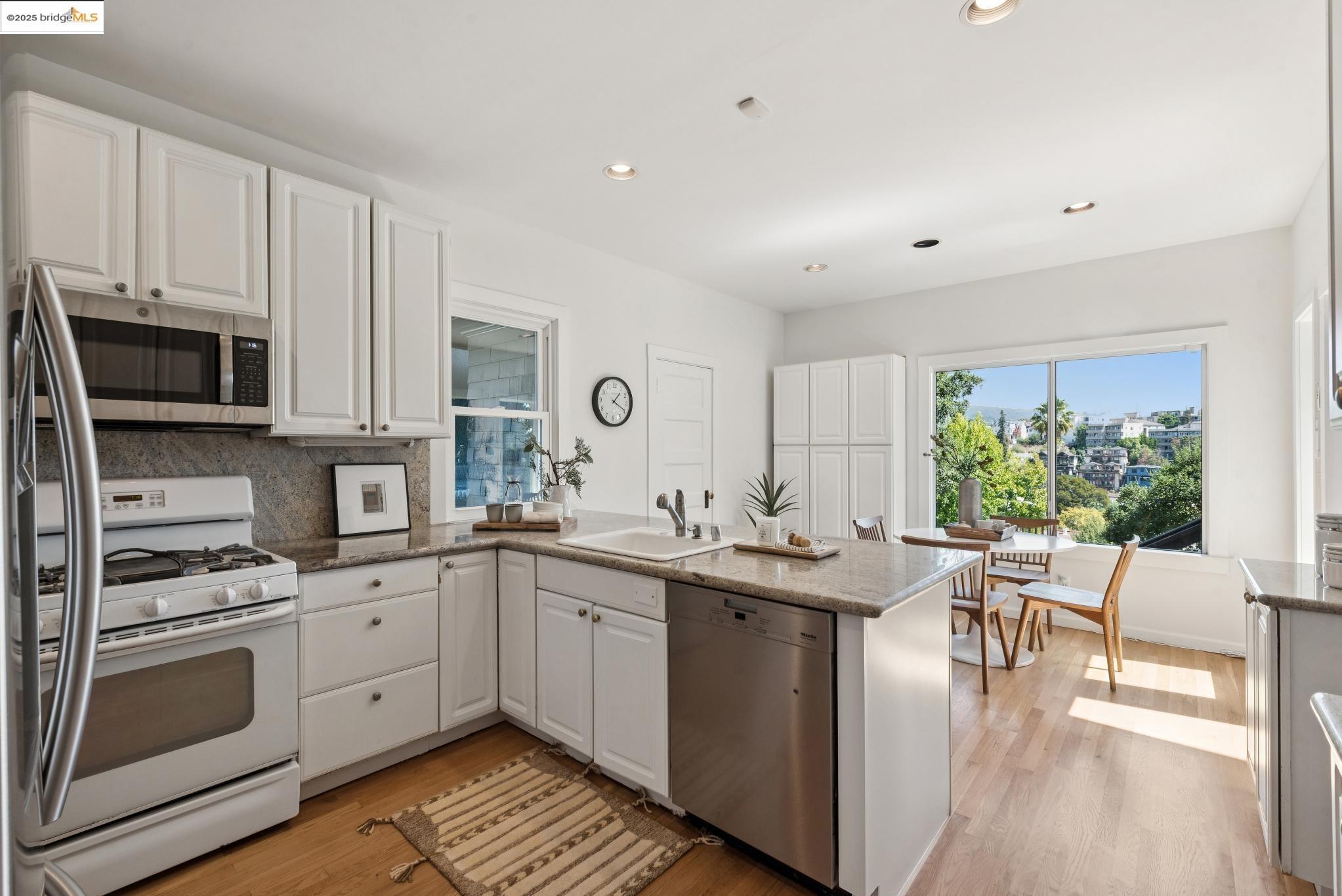 Detail Gallery Image 16 of 60 For 526 Mira Vista Ave, Oakland,  CA 94610 - 5 Beds | 3/1 Baths