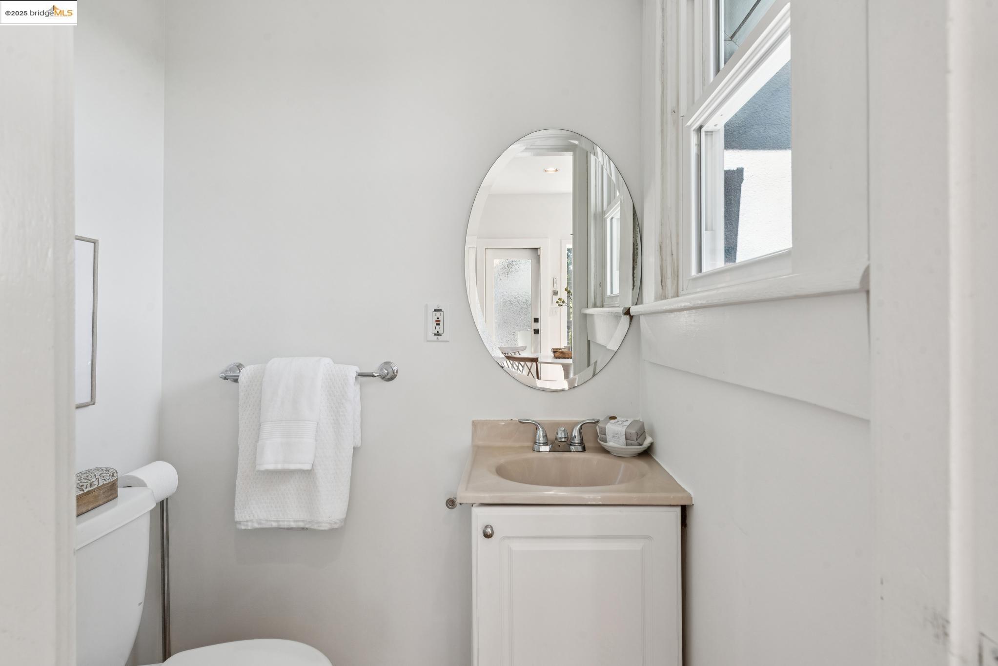 Detail Gallery Image 19 of 60 For 526 Mira Vista Ave, Oakland,  CA 94610 - 5 Beds | 3/1 Baths