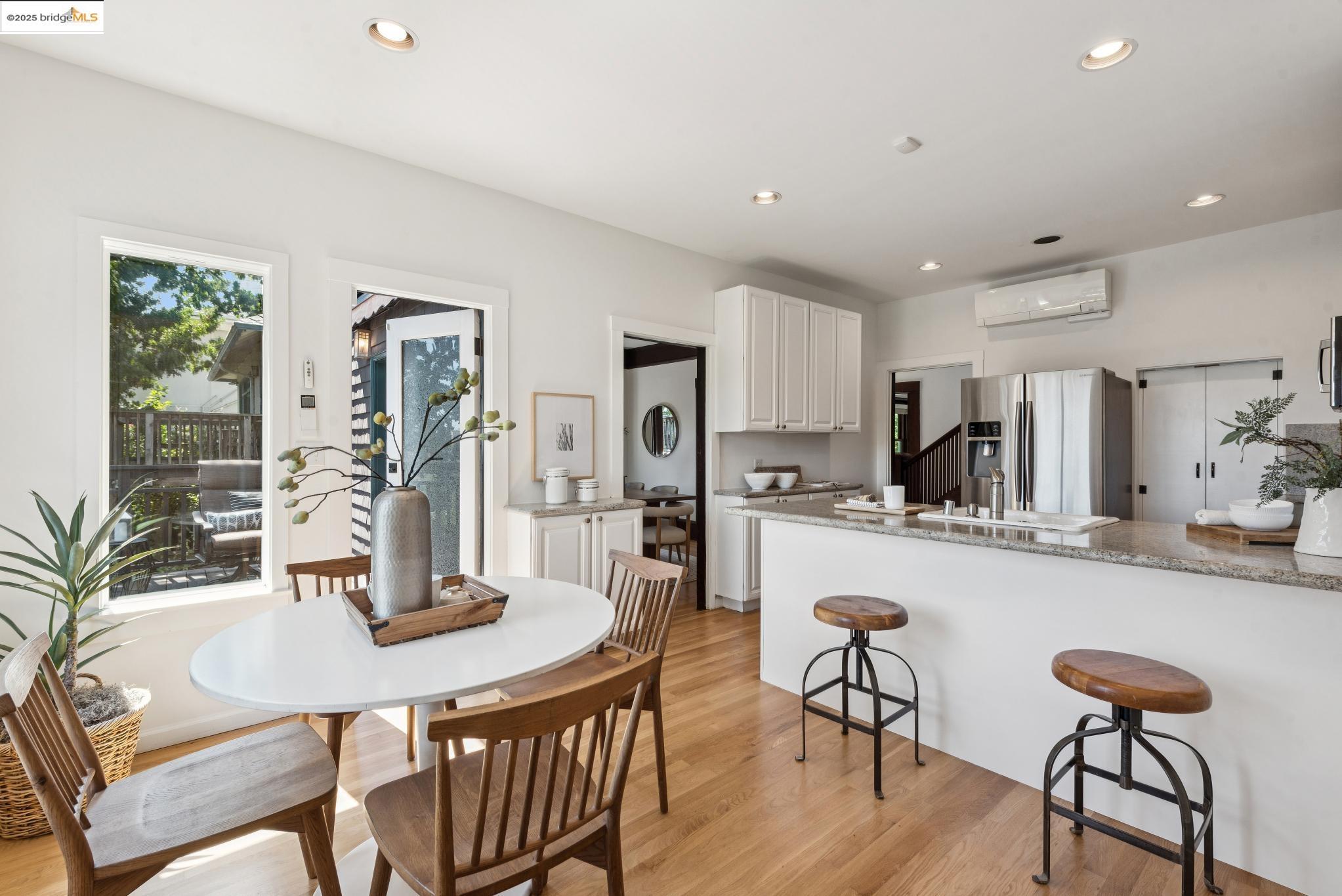 Detail Gallery Image 21 of 60 For 526 Mira Vista Ave, Oakland,  CA 94610 - 5 Beds | 3/1 Baths