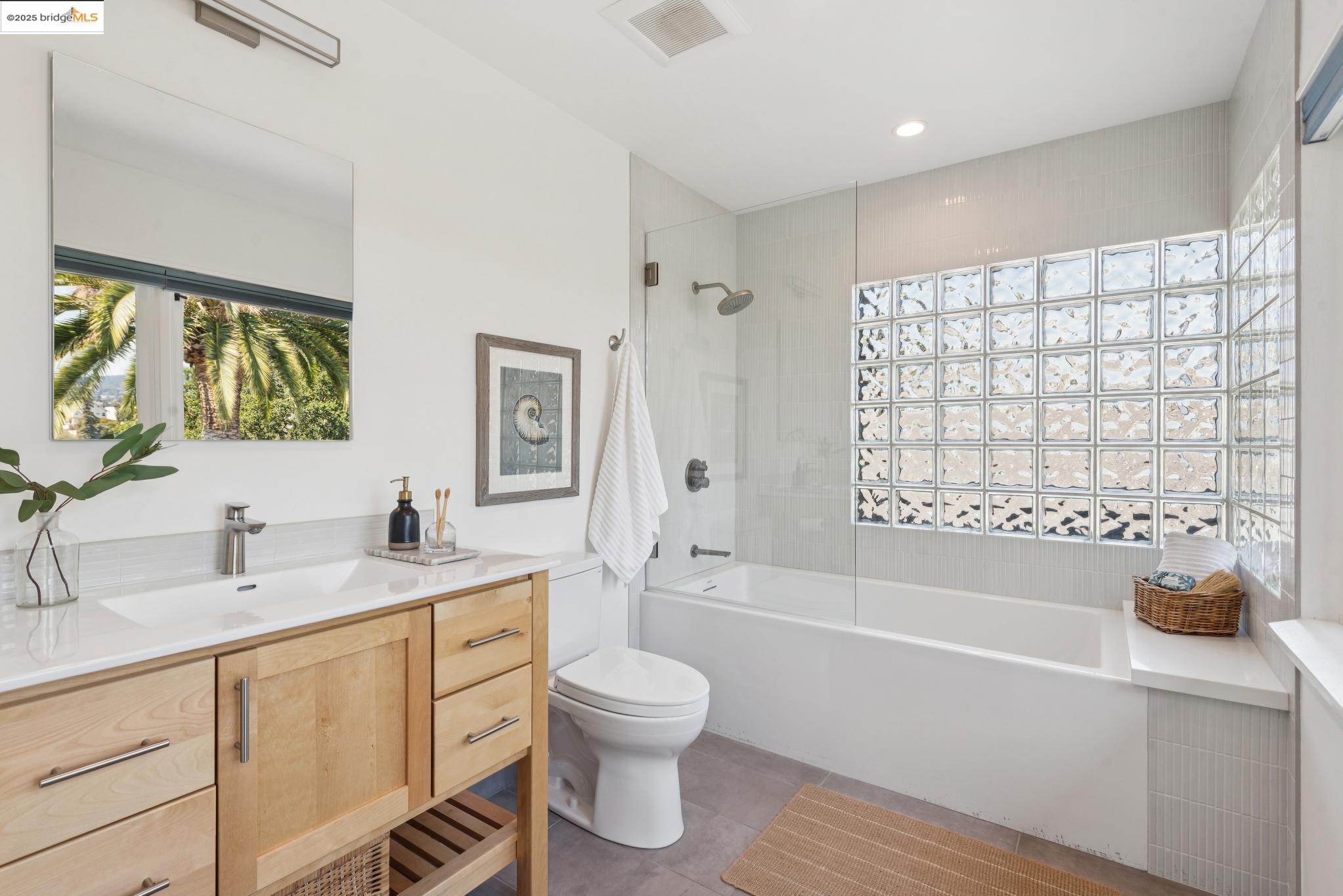 Detail Gallery Image 31 of 60 For 526 Mira Vista Ave, Oakland,  CA 94610 - 5 Beds | 3/1 Baths
