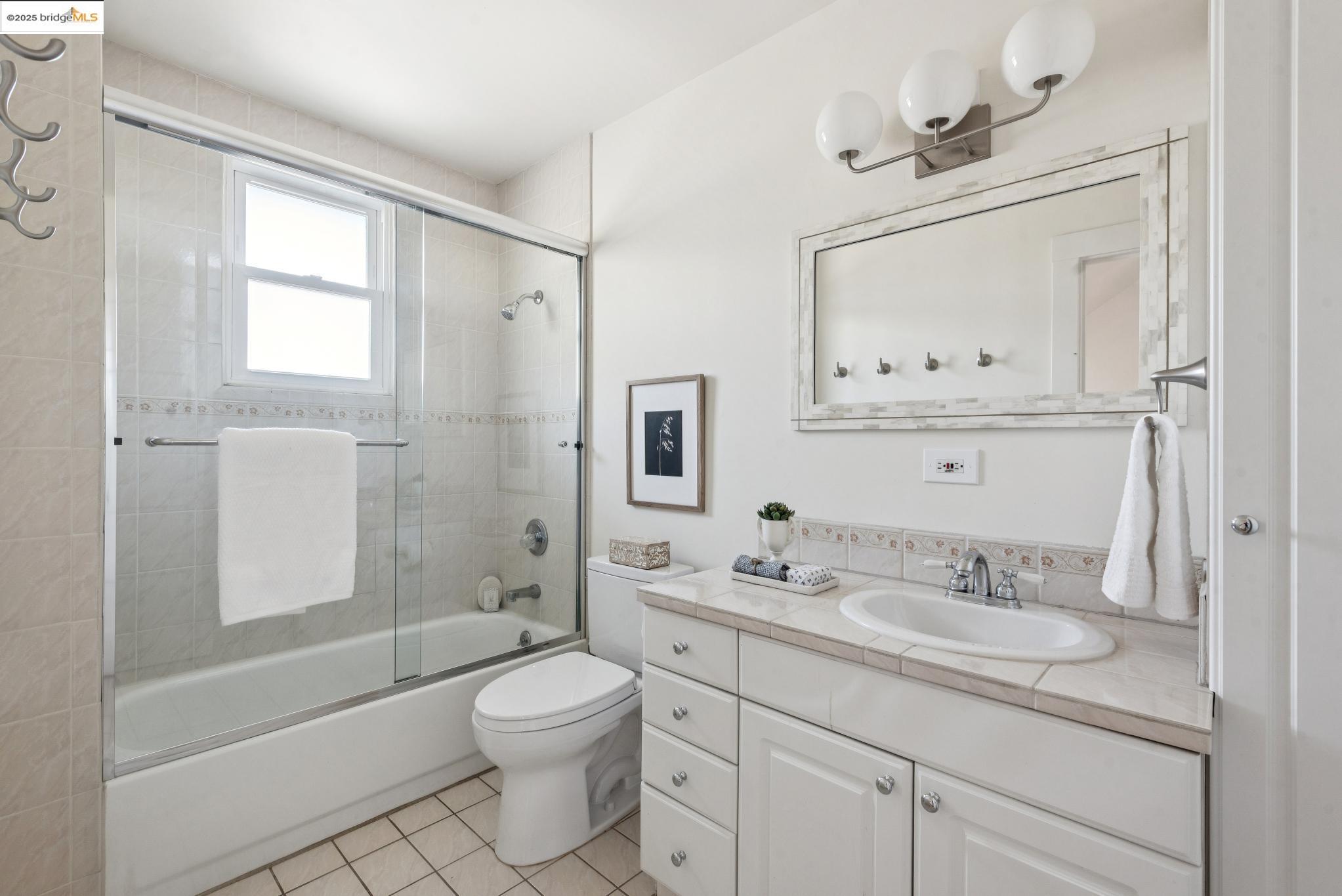 Detail Gallery Image 34 of 60 For 526 Mira Vista Ave, Oakland,  CA 94610 - 5 Beds | 3/1 Baths