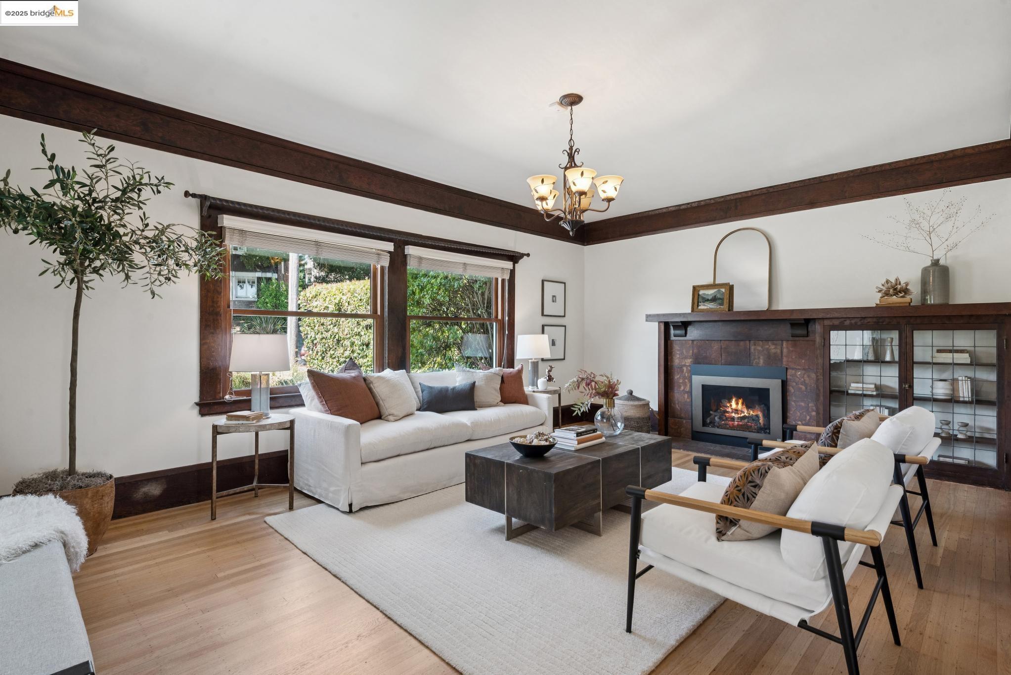 Detail Gallery Image 5 of 60 For 526 Mira Vista Ave, Oakland,  CA 94610 - 5 Beds | 3/1 Baths