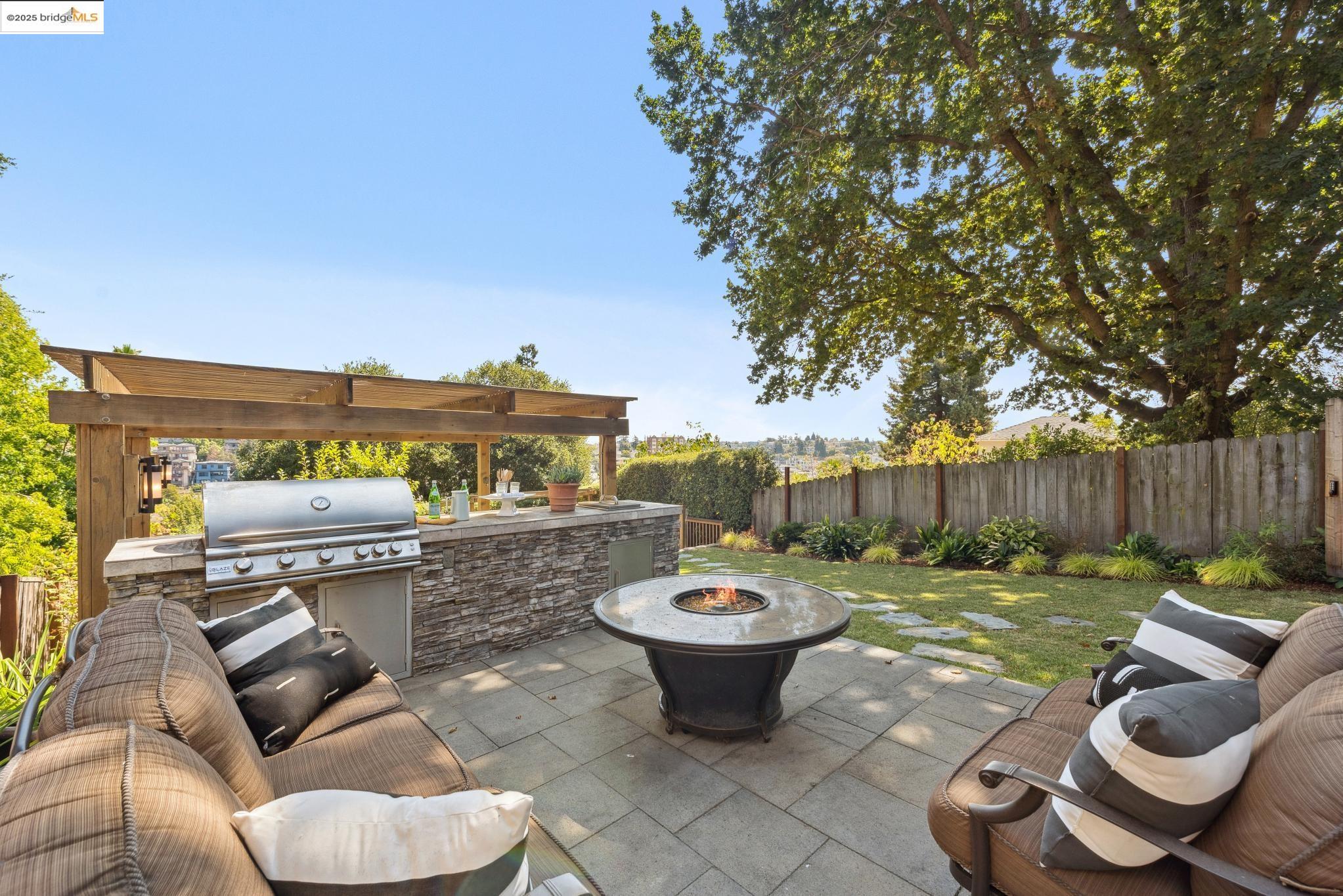 Detail Gallery Image 52 of 60 For 526 Mira Vista Ave, Oakland,  CA 94610 - 5 Beds | 3/1 Baths