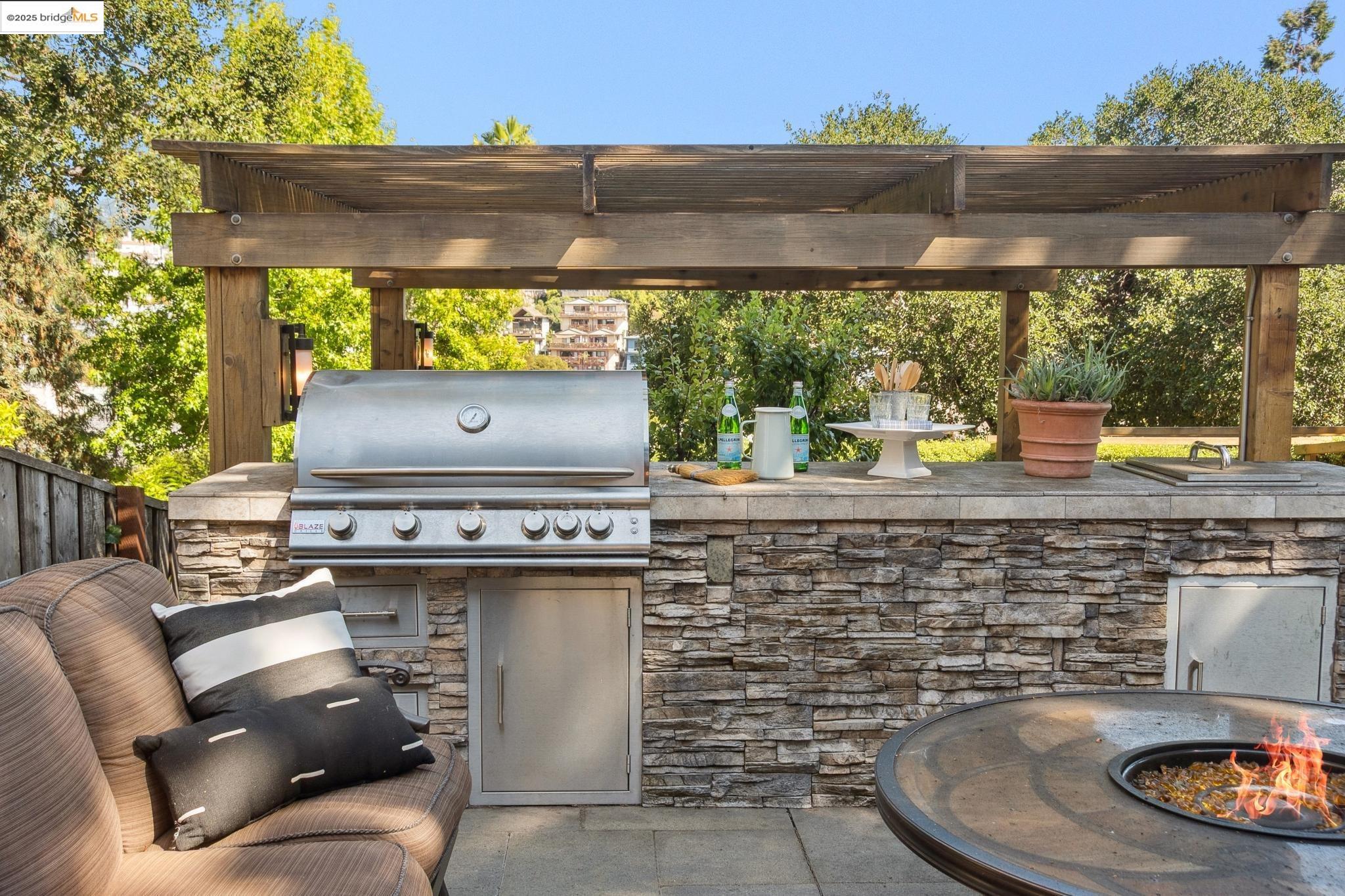 Detail Gallery Image 53 of 60 For 526 Mira Vista Ave, Oakland,  CA 94610 - 5 Beds | 3/1 Baths
