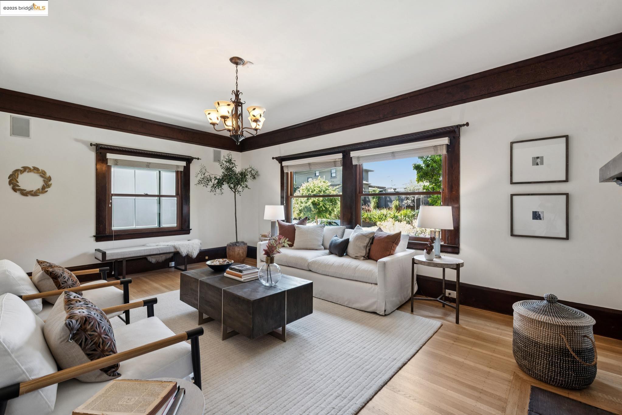 Detail Gallery Image 8 of 60 For 526 Mira Vista Ave, Oakland,  CA 94610 - 5 Beds | 3/1 Baths