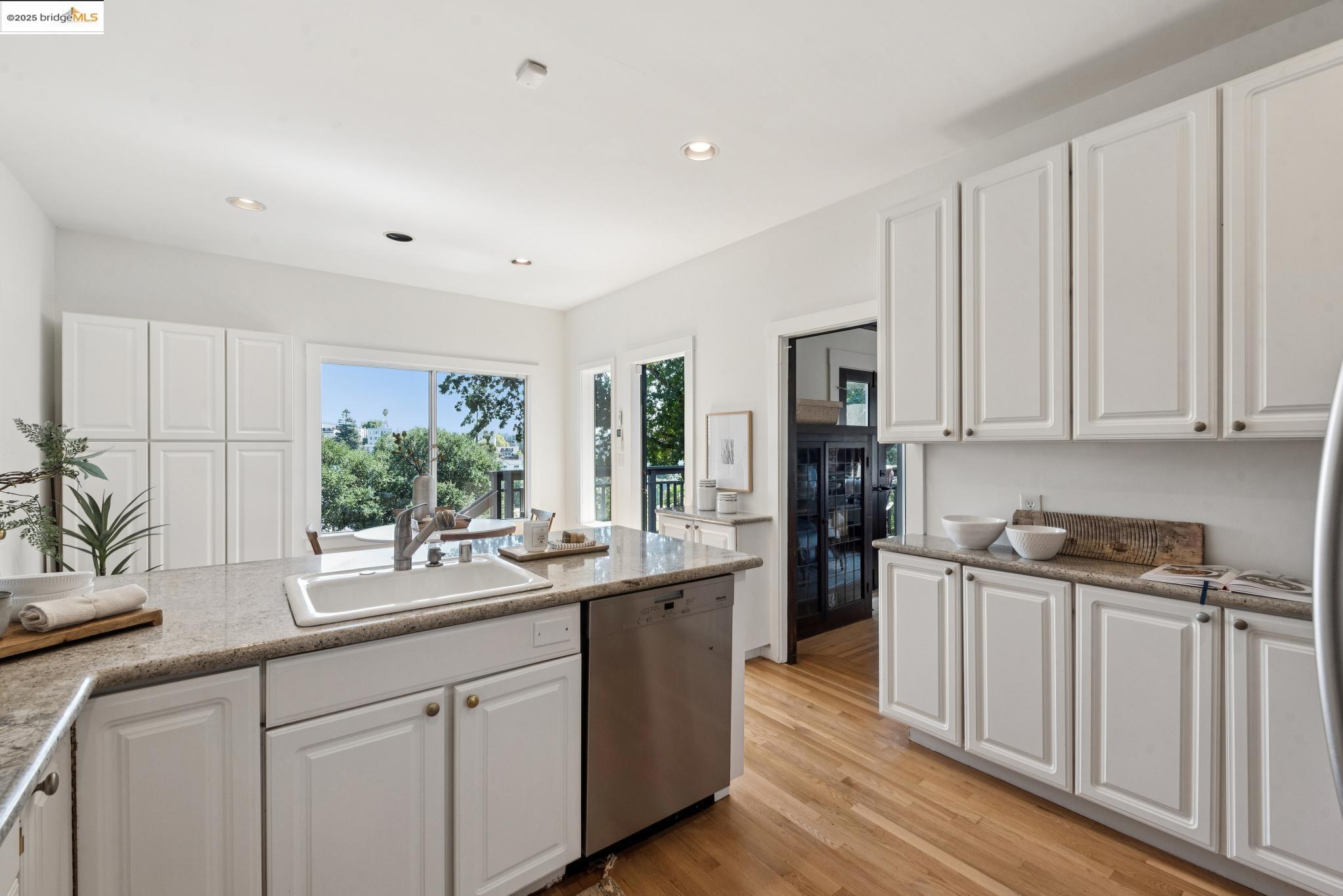 Detail Gallery Image 17 of 60 For 526 Mira Vista Ave, Oakland,  CA 94610 - – Beds | – Baths