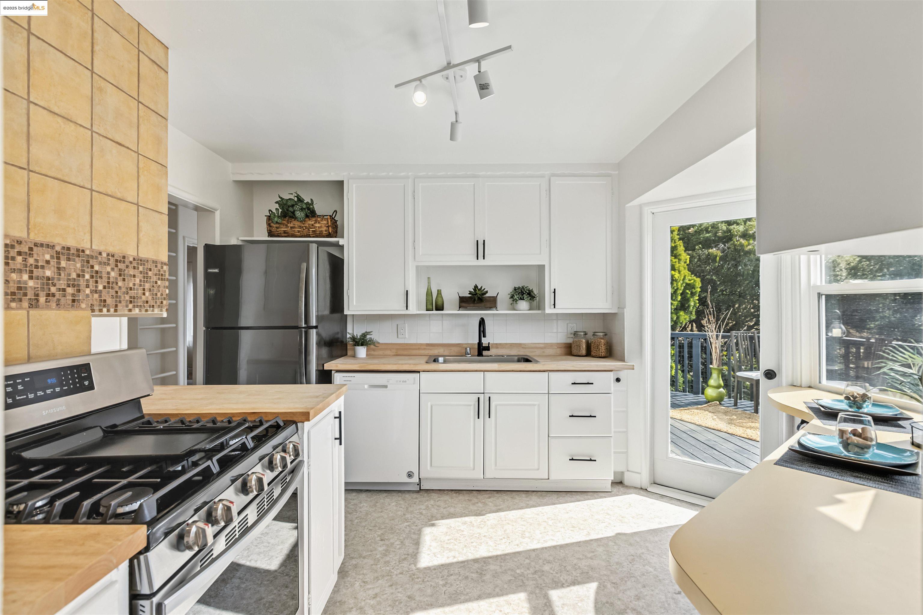 Detail Gallery Image 11 of 33 For 7318 Gladys Ave, El Cerrito,  CA 94530 - 3 Beds | 1 Baths