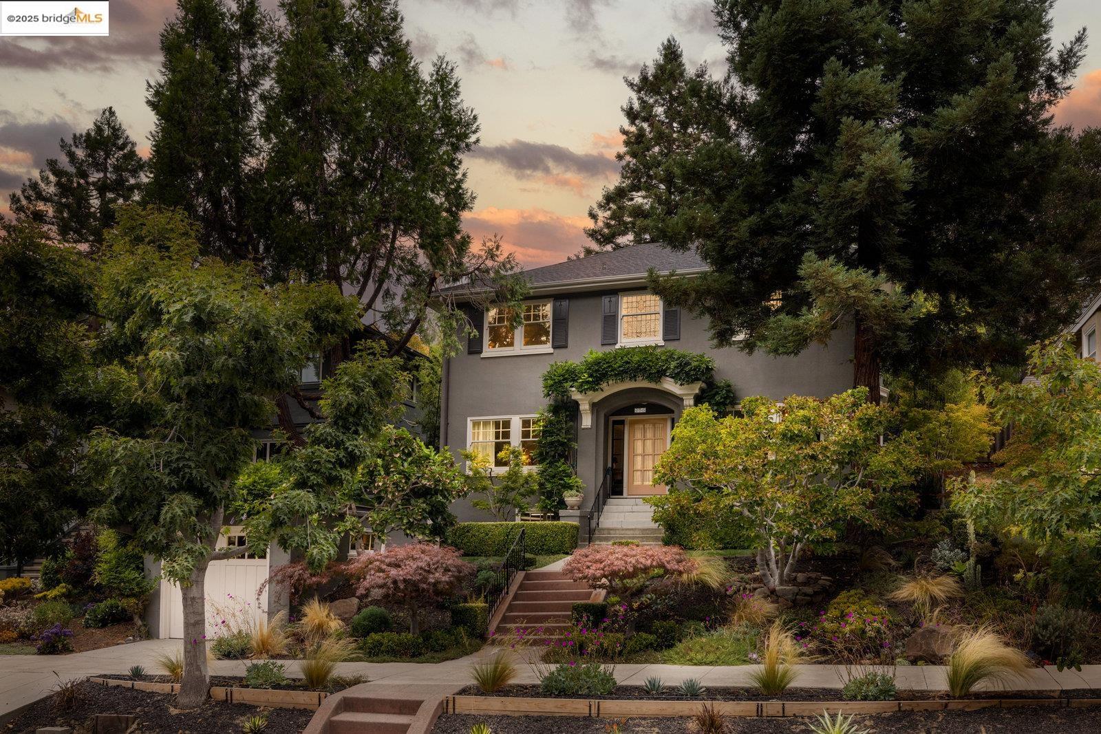 Detail Gallery Image 2 of 60 For 690 Mandana Blvd, Oakland,  CA 94610 - 3 Beds | 2/1 Baths