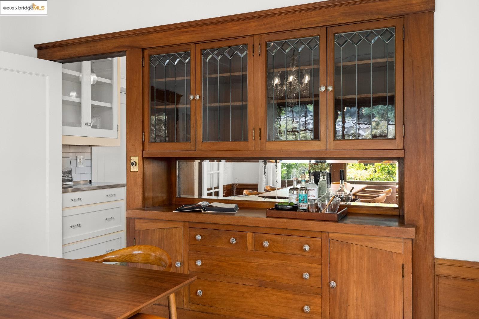 Detail Gallery Image 14 of 60 For 690 Mandana Blvd, Oakland,  CA 94610 - 3 Beds | 2/1 Baths