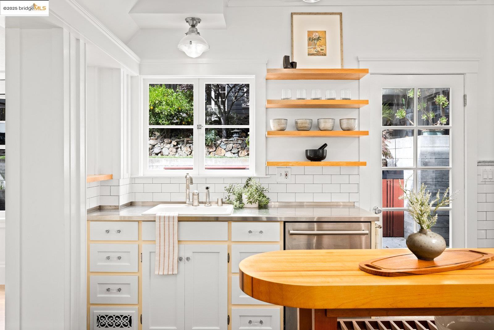 Detail Gallery Image 15 of 60 For 690 Mandana Blvd, Oakland,  CA 94610 - 3 Beds | 2/1 Baths