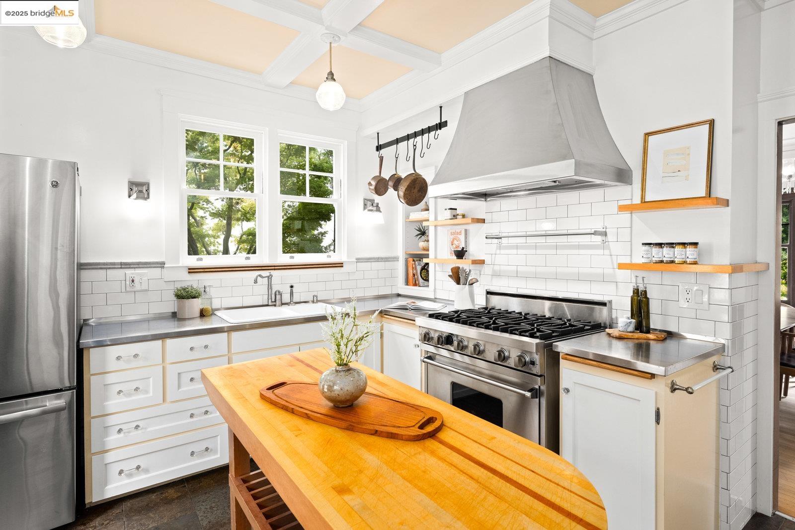 Detail Gallery Image 16 of 60 For 690 Mandana Blvd, Oakland,  CA 94610 - 3 Beds | 2/1 Baths