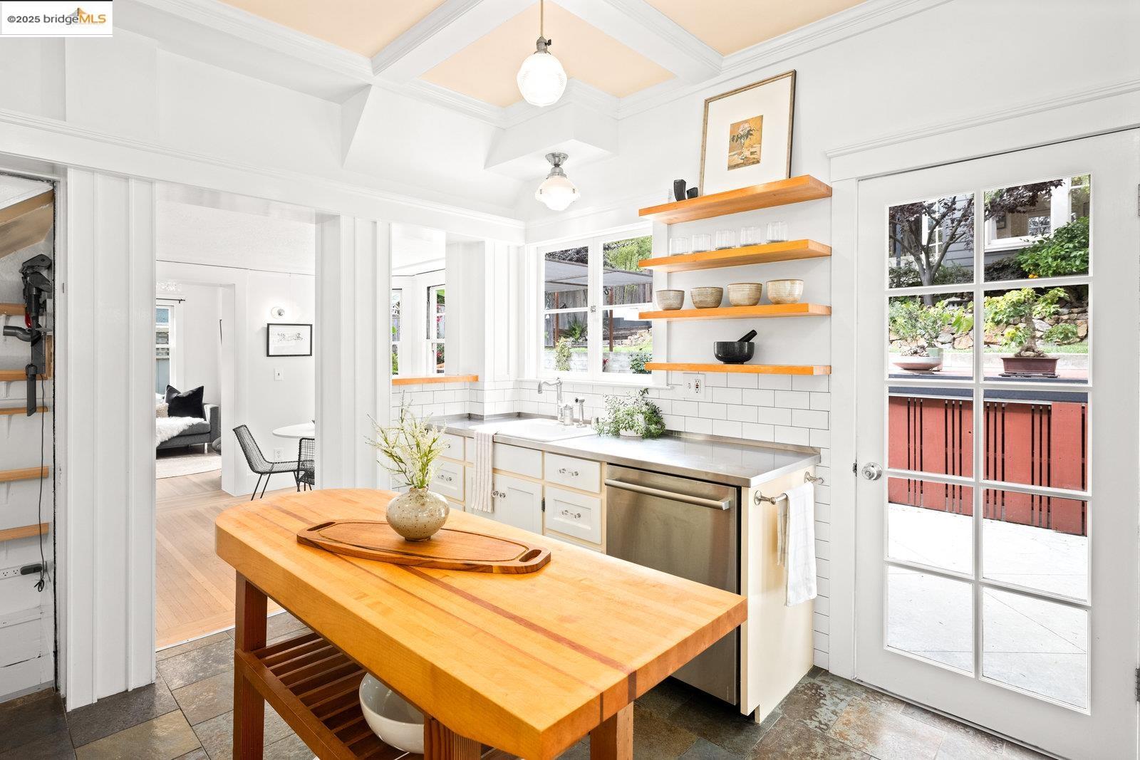 Detail Gallery Image 17 of 60 For 690 Mandana Blvd, Oakland,  CA 94610 - 3 Beds | 2/1 Baths