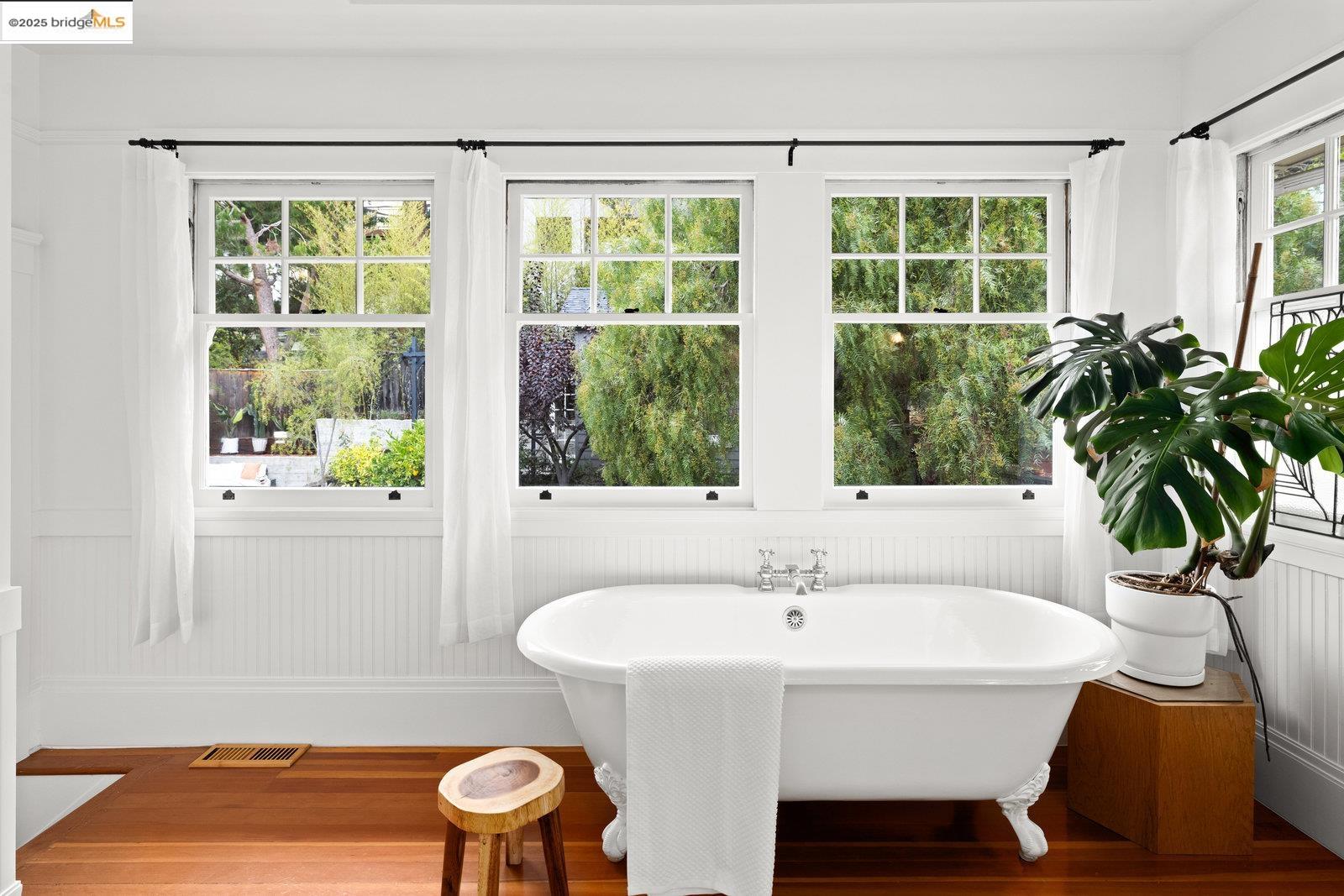 Detail Gallery Image 30 of 60 For 690 Mandana Blvd, Oakland,  CA 94610 - 3 Beds | 2/1 Baths