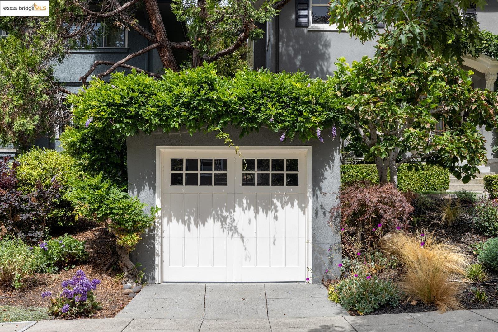 Detail Gallery Image 4 of 60 For 690 Mandana Blvd, Oakland,  CA 94610 - 3 Beds | 2/1 Baths