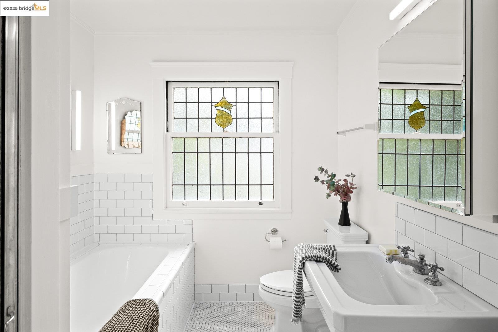 Detail Gallery Image 36 of 60 For 690 Mandana Blvd, Oakland,  CA 94610 - 3 Beds | 2/1 Baths