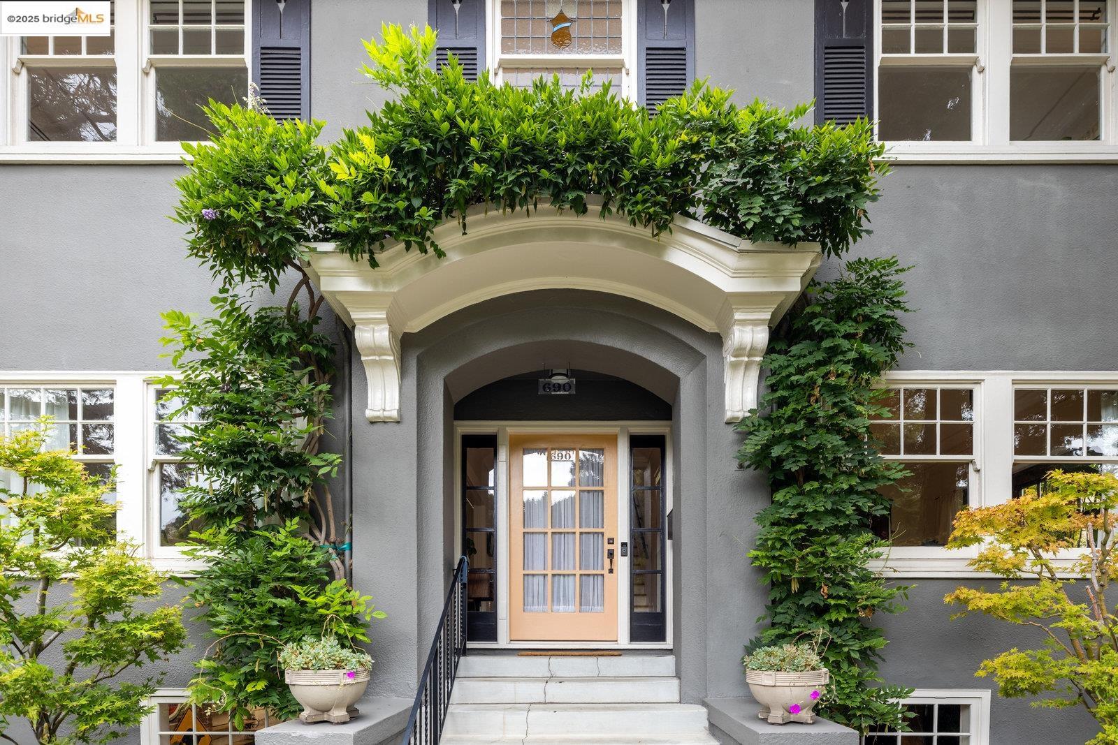 Detail Gallery Image 5 of 60 For 690 Mandana Blvd, Oakland,  CA 94610 - 3 Beds | 2/1 Baths