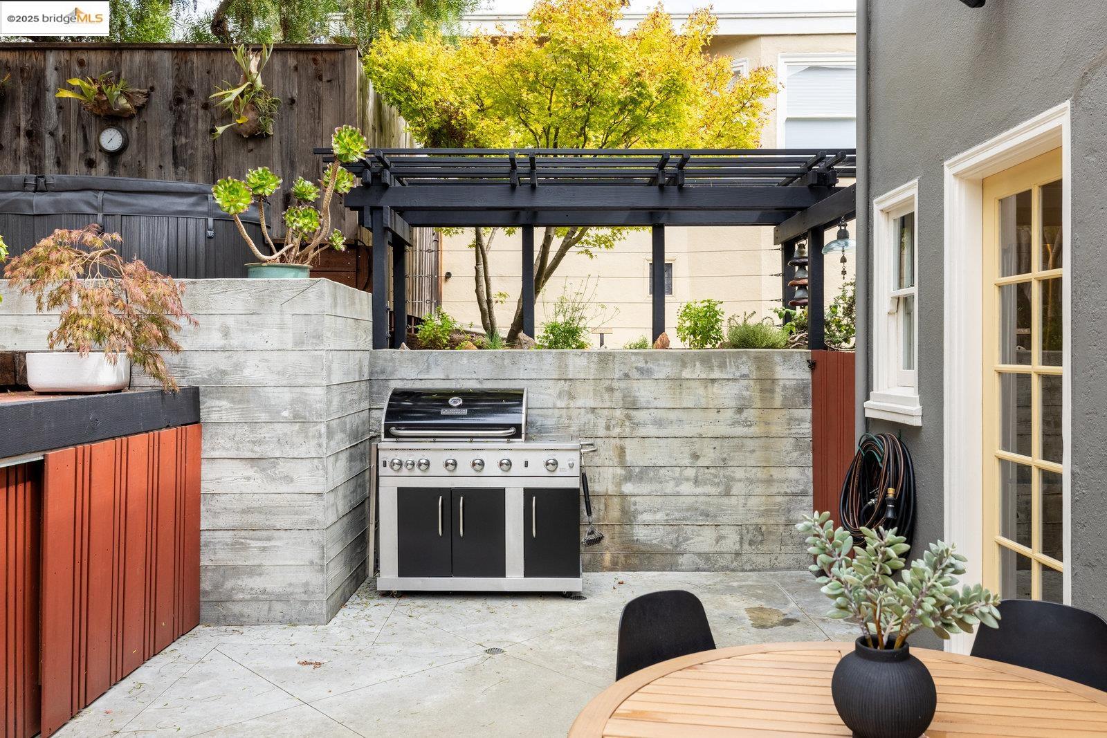 Detail Gallery Image 49 of 60 For 690 Mandana Blvd, Oakland,  CA 94610 - 3 Beds | 2/1 Baths