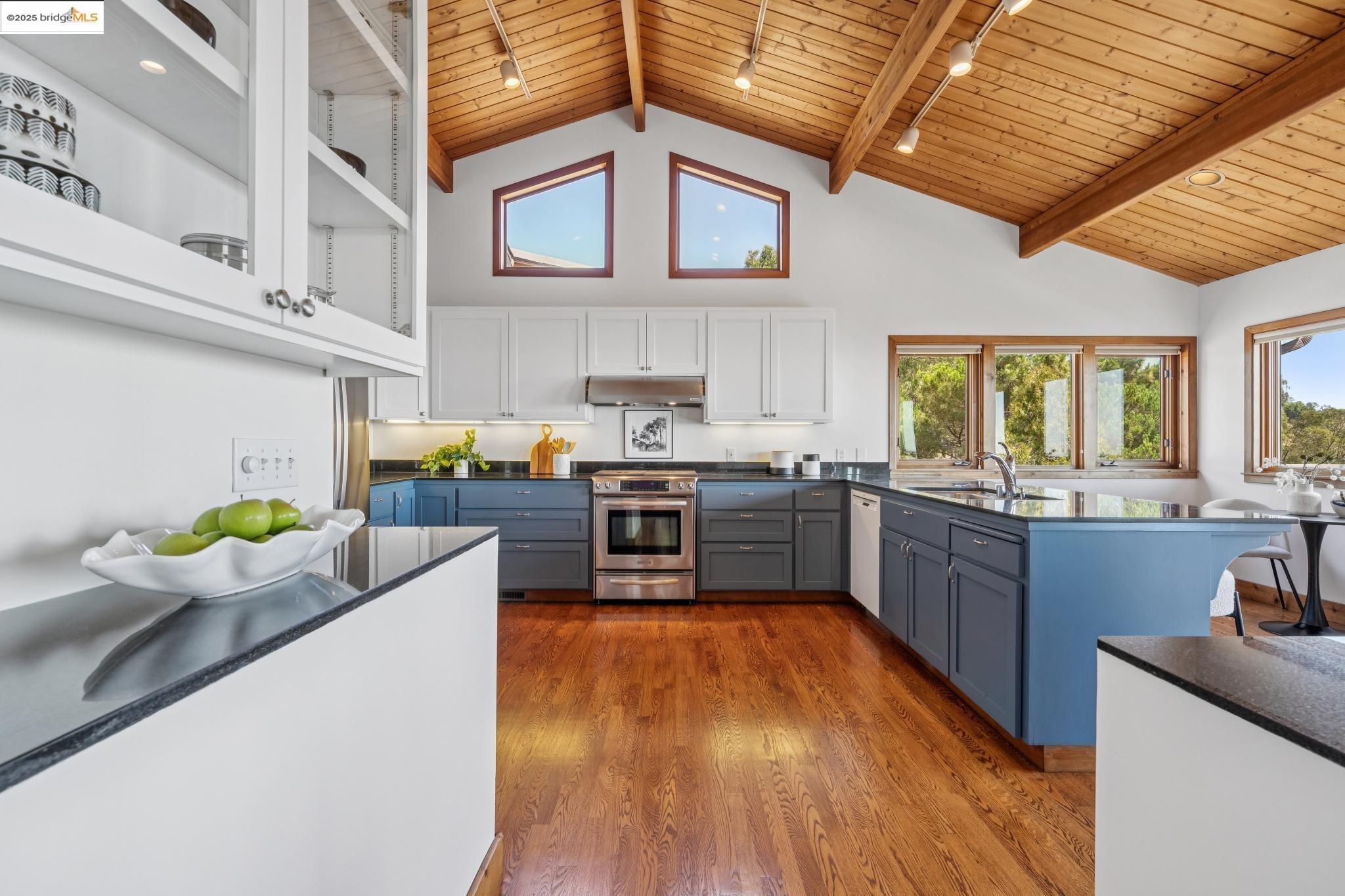 Detail Gallery Image 23 of 60 For 1534 Campus Dr, Berkeley,  CA 94708 - 4 Beds | 3 Baths