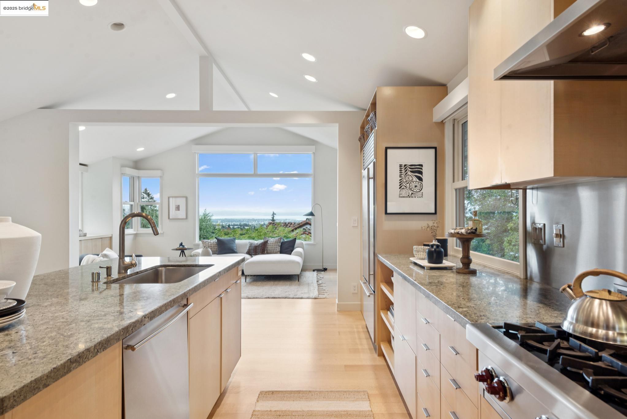Detail Gallery Image 15 of 60 For 64 Crest Rd, Piedmont,  CA 94611-3304 - 5 Beds | 4 Baths