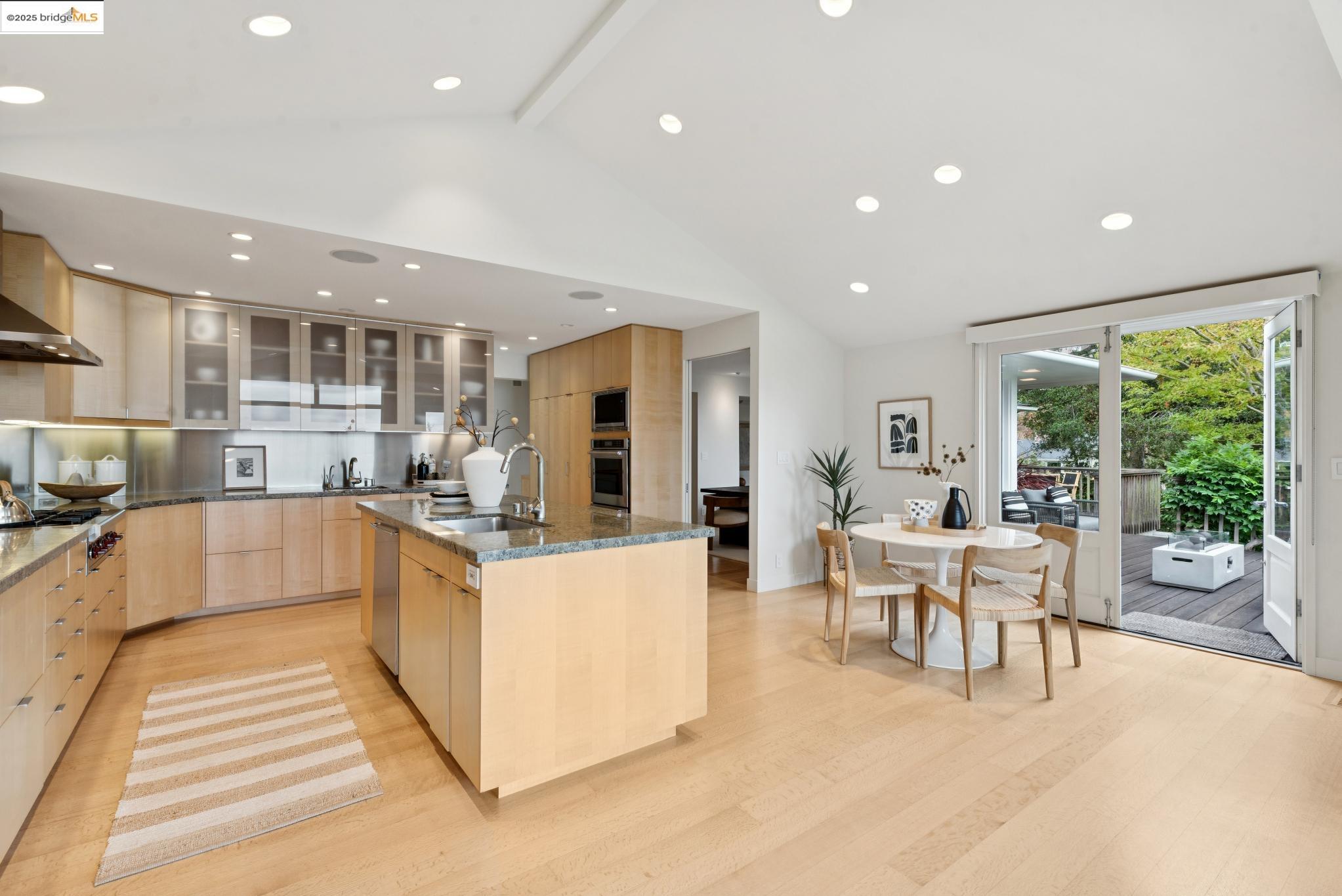 Detail Gallery Image 16 of 60 For 64 Crest Rd, Piedmont,  CA 94611-3304 - 5 Beds | 4 Baths