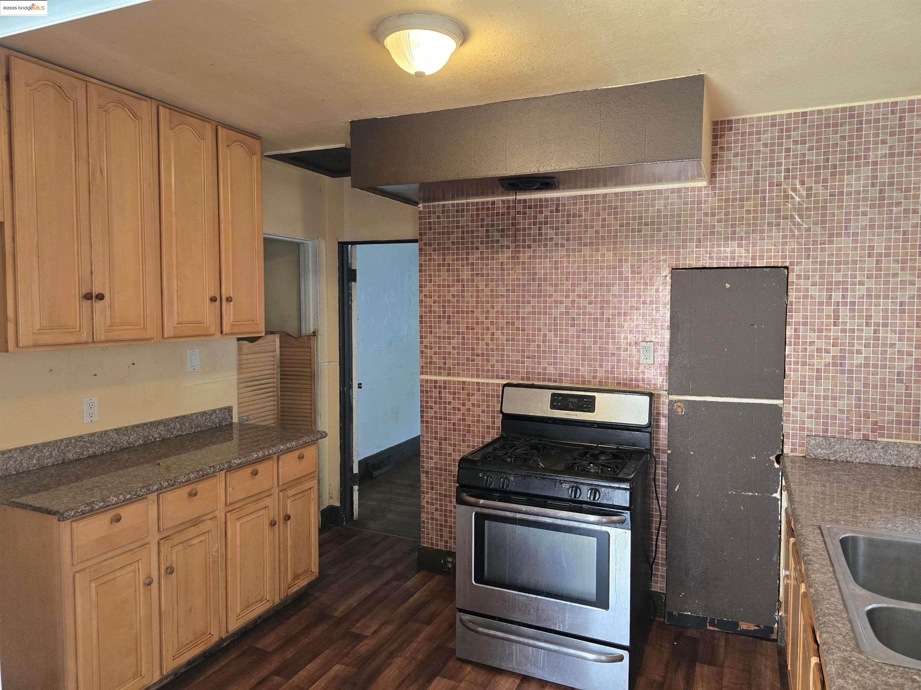 Detail Gallery Image 5 of 14 For 2818 Parker Ave, Oakland,  CA 94605 - 2 Beds | 1 Baths