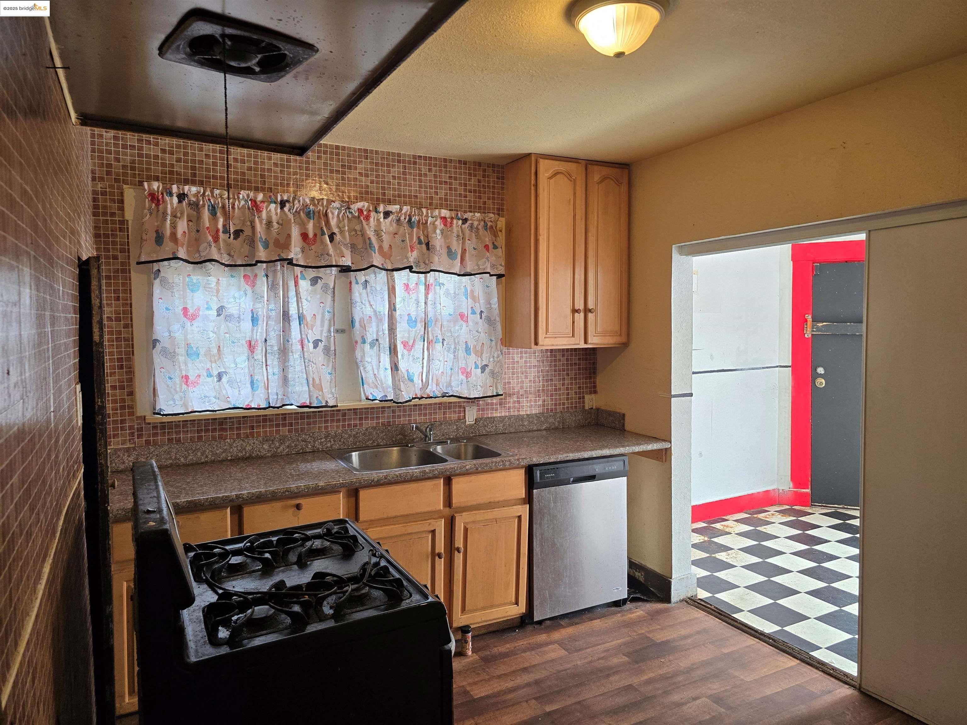 Detail Gallery Image 6 of 14 For 2818 Parker Ave, Oakland,  CA 94605 - 2 Beds | 1 Baths