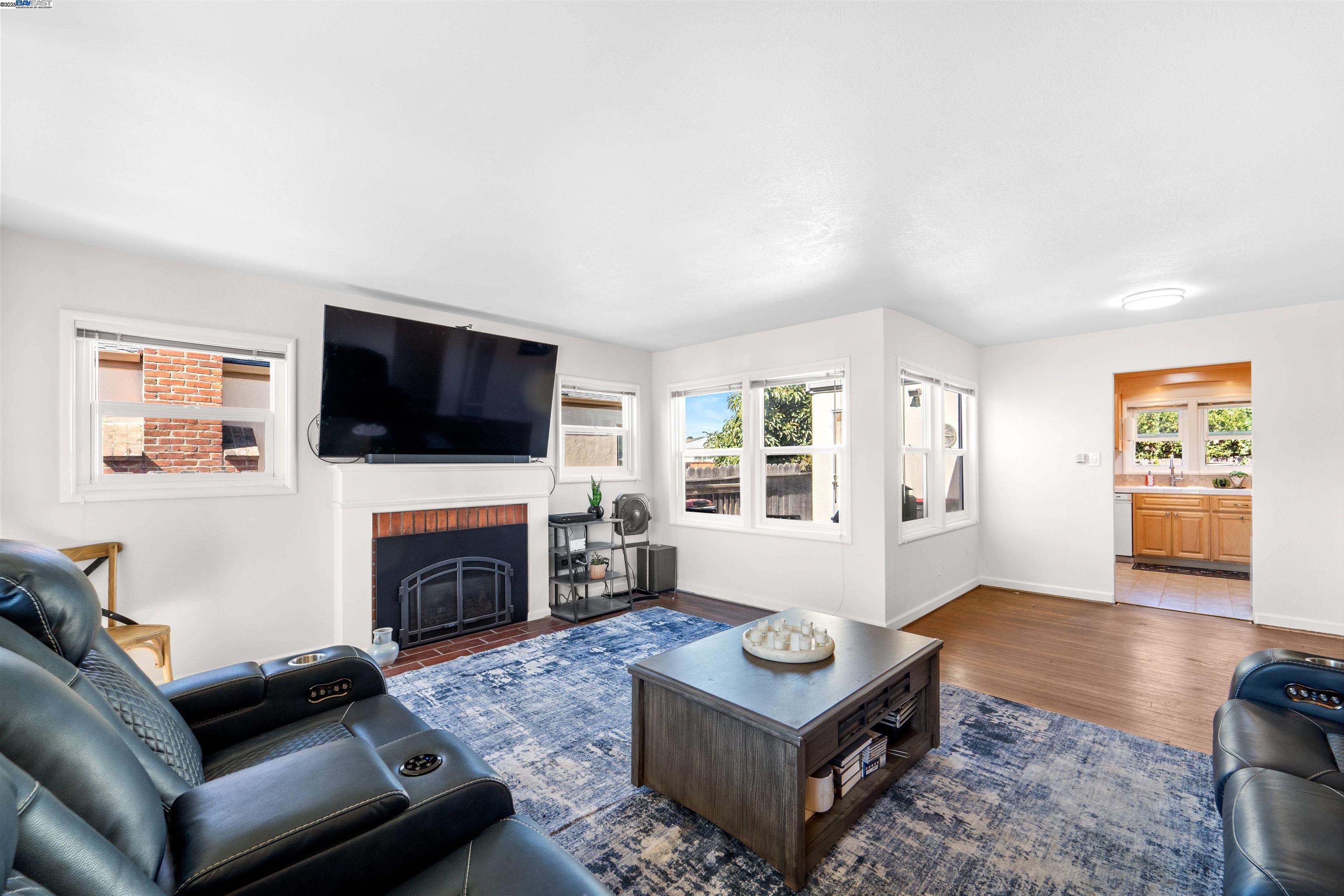Detail Gallery Image 4 of 19 For 21266 Haviland Ave, Hayward,  CA 94541 - 2 Beds | 1 Baths