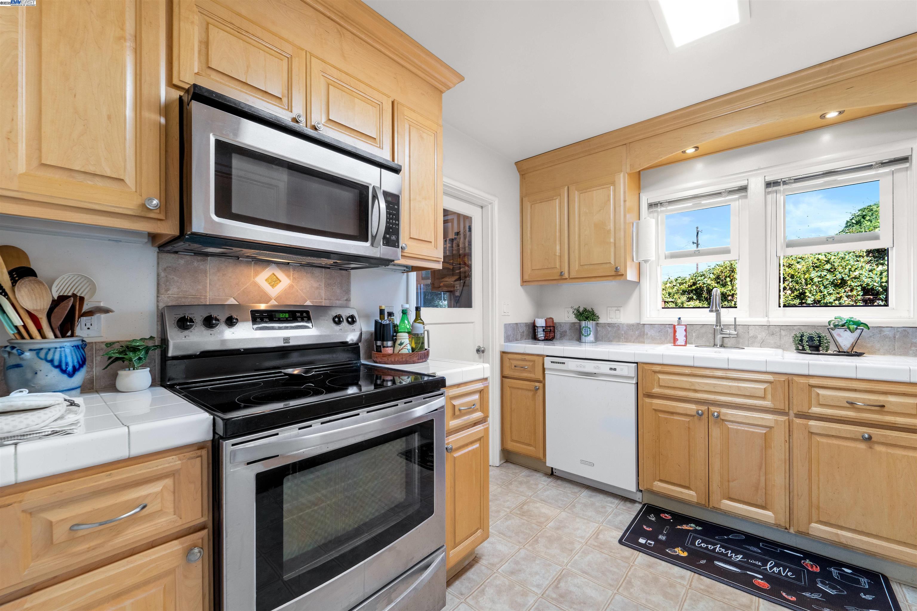 Detail Gallery Image 5 of 19 For 21266 Haviland Ave, Hayward,  CA 94541 - 2 Beds | 1 Baths