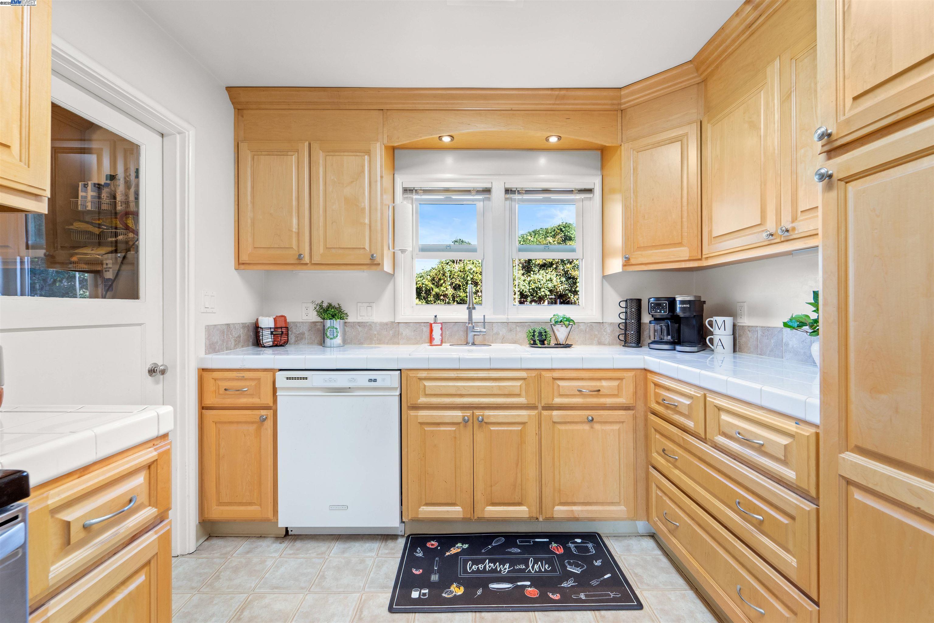 Detail Gallery Image 6 of 19 For 21266 Haviland Ave, Hayward,  CA 94541 - 2 Beds | 1 Baths