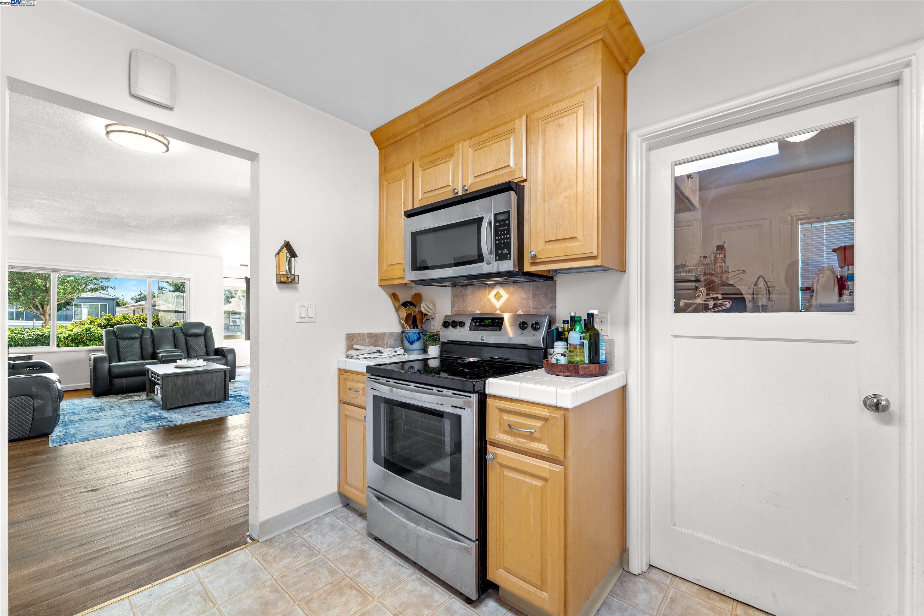 Detail Gallery Image 7 of 19 For 21266 Haviland Ave, Hayward,  CA 94541 - 2 Beds | 1 Baths