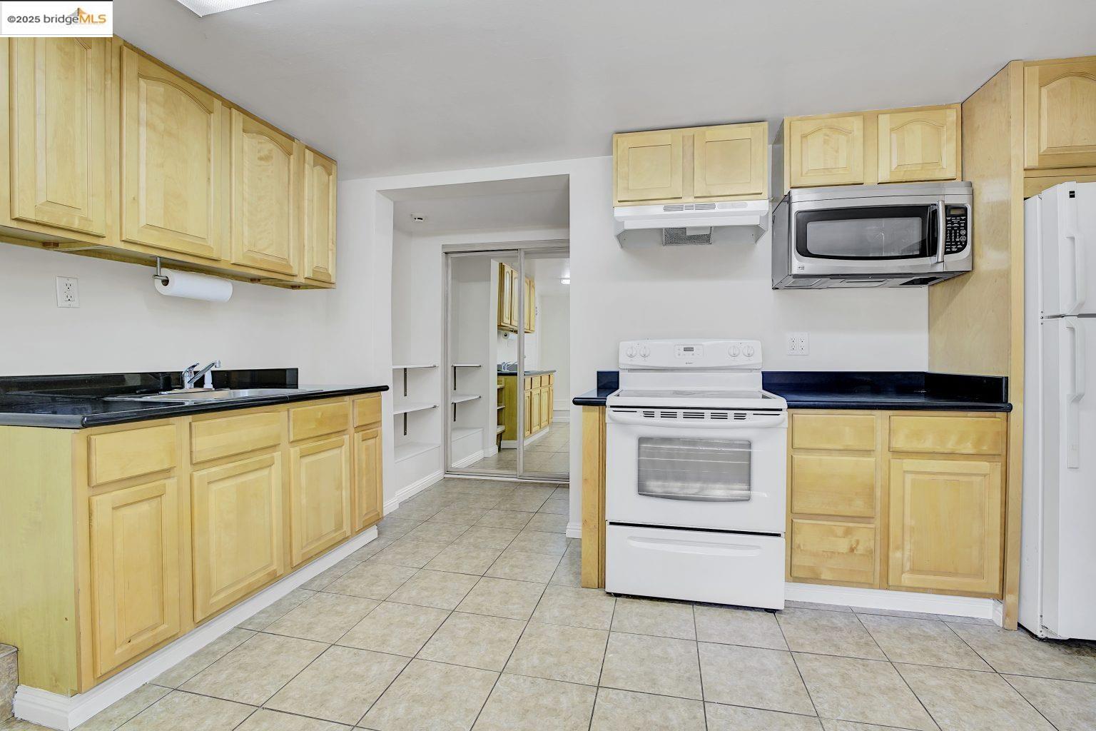Detail Gallery Image 31 of 44 For 2406 10th, Berkeley,  CA 94710 - 3 Beds | 2 Baths