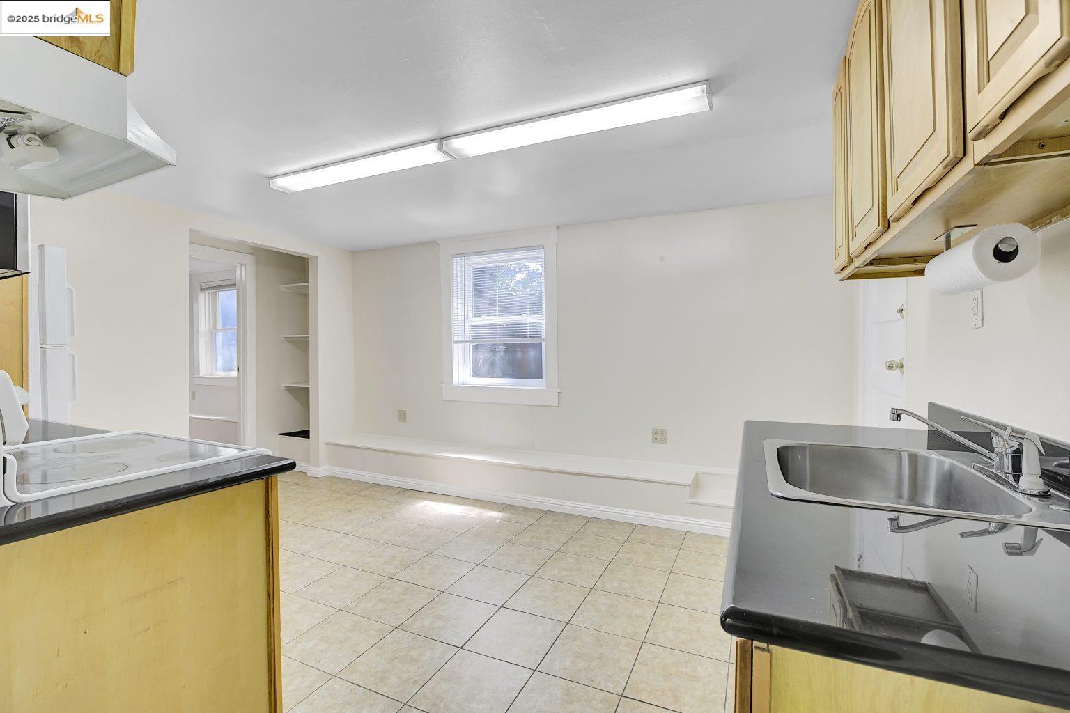 Detail Gallery Image 33 of 44 For 2406 10th, Berkeley,  CA 94710 - 3 Beds | 2 Baths