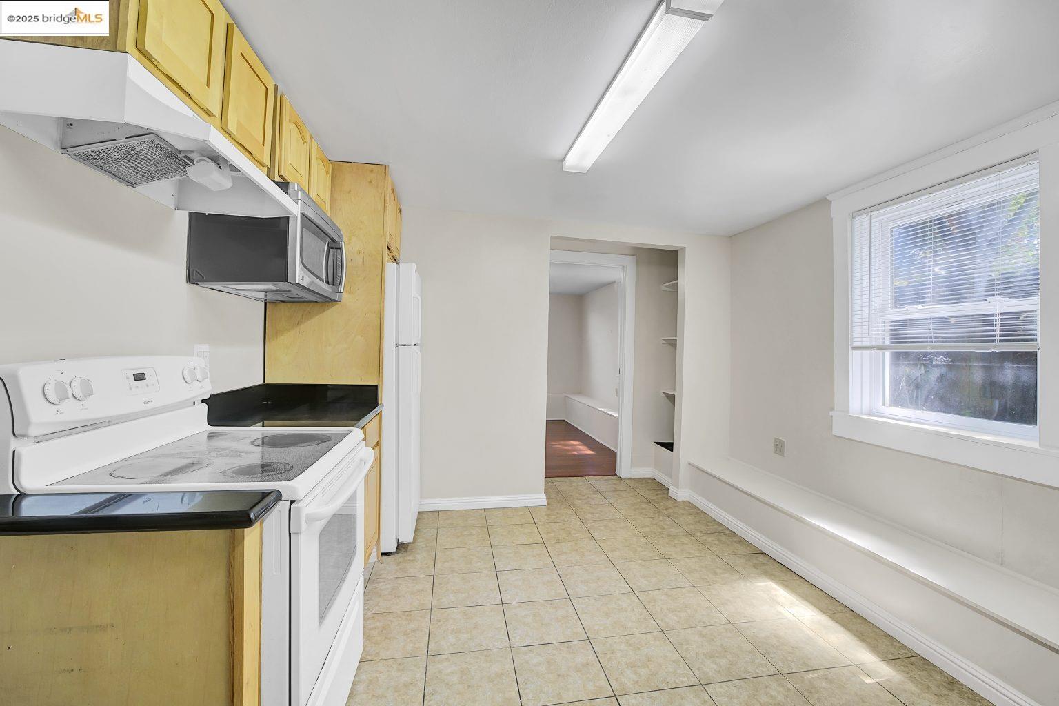 Detail Gallery Image 34 of 44 For 2406 10th, Berkeley,  CA 94710 - 3 Beds | 2 Baths