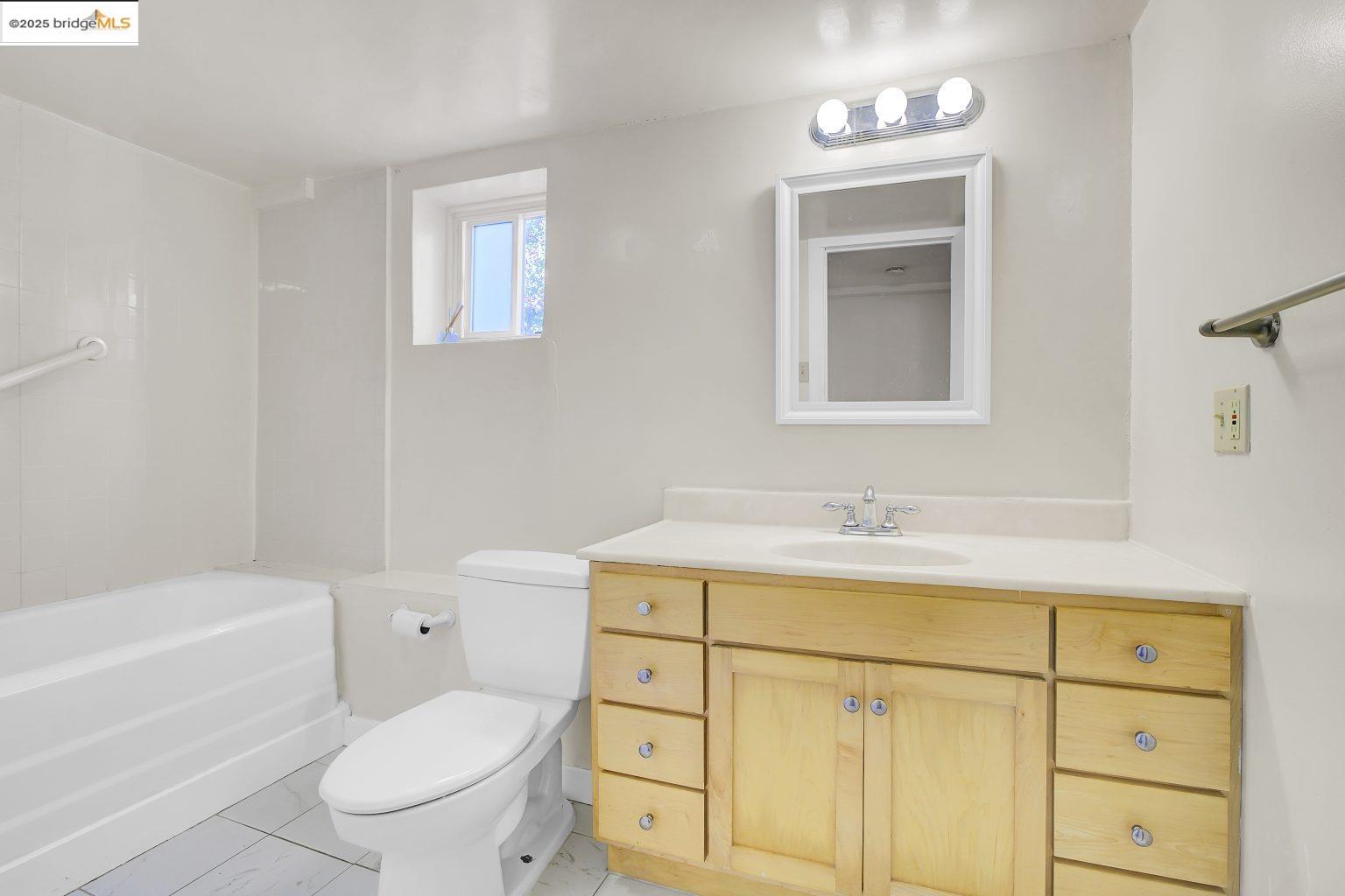 Detail Gallery Image 35 of 44 For 2406 10th, Berkeley,  CA 94710 - 3 Beds | 2 Baths