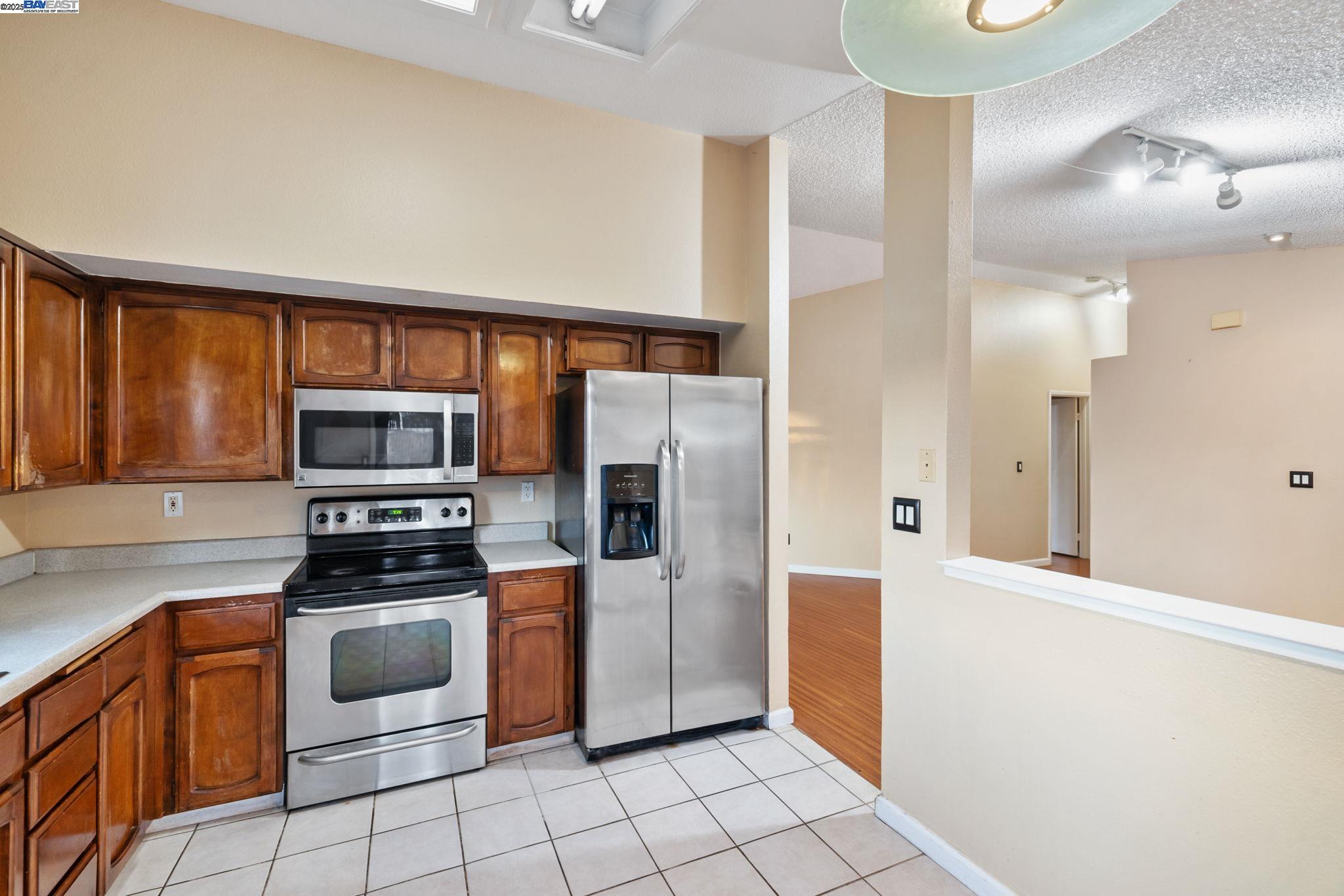 Detail Gallery Image 3 of 44 For 2116 Willow Ave, Antioch,  CA 94509 - 3 Beds | 2 Baths