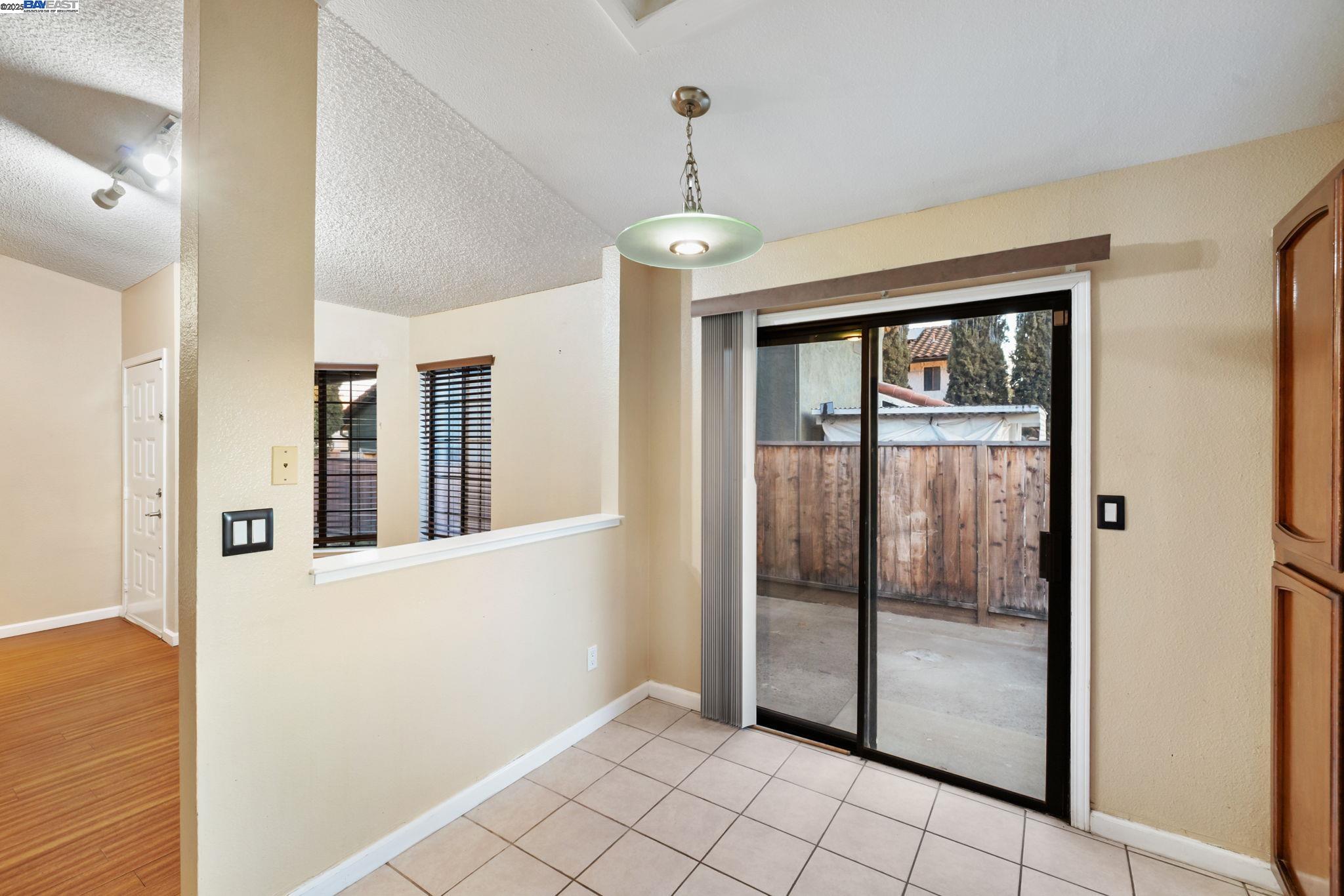 Detail Gallery Image 5 of 44 For 2116 Willow Ave, Antioch,  CA 94509 - 3 Beds | 2 Baths