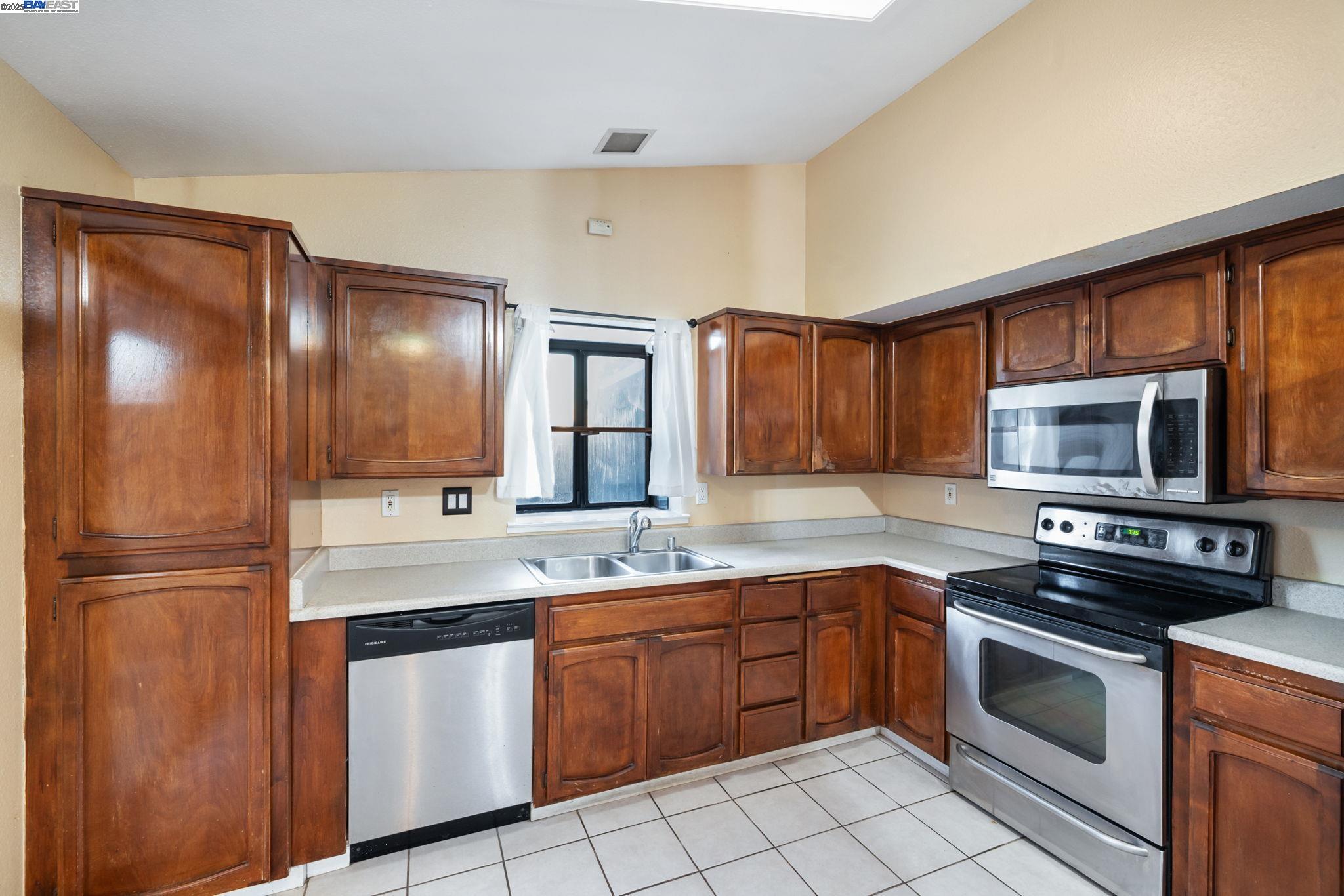 Detail Gallery Image 7 of 44 For 2116 Willow Ave, Antioch,  CA 94509 - 3 Beds | 2 Baths