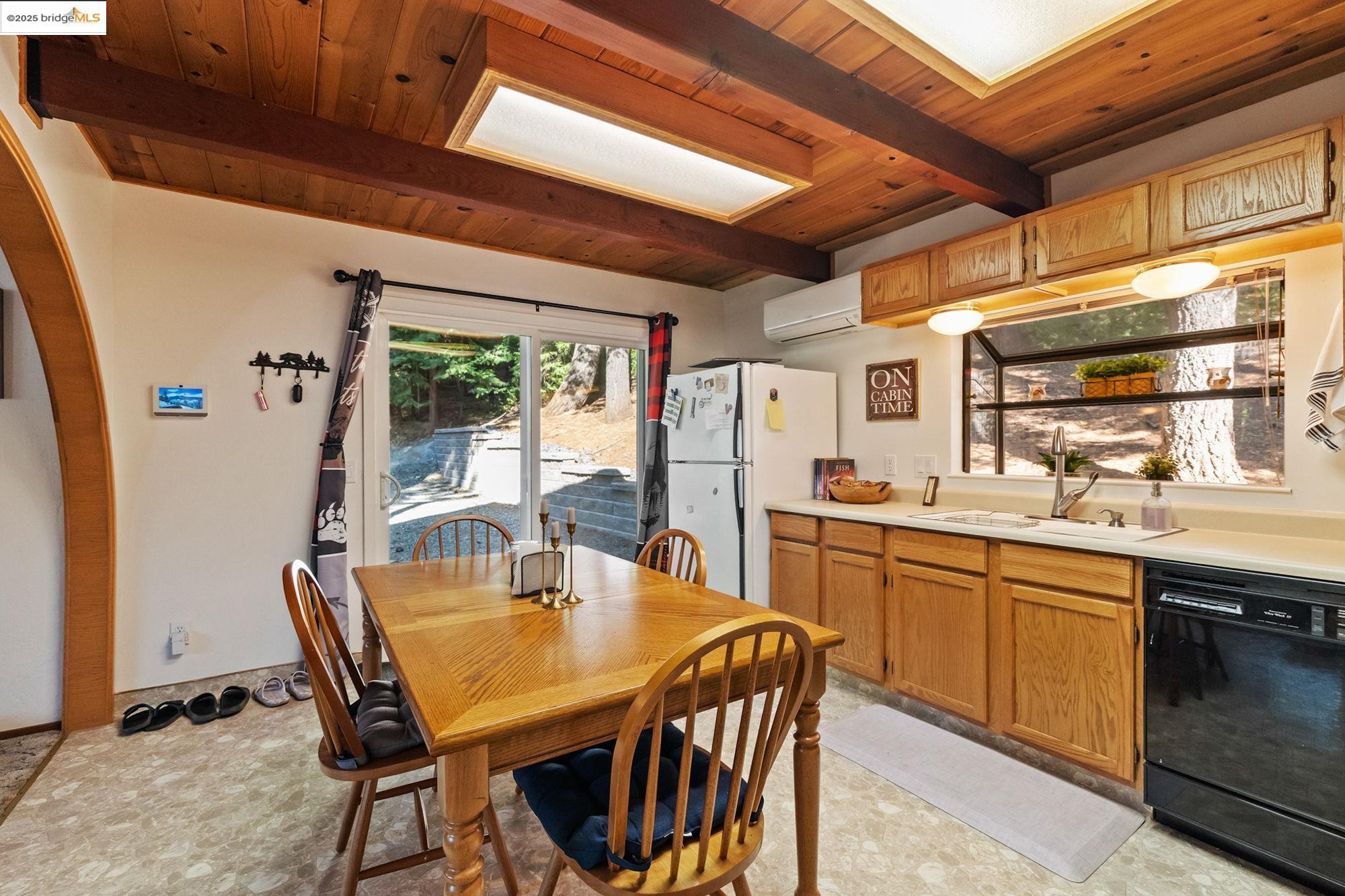 Detail Gallery Image 10 of 30 For 24061 Wakalu Trl, Mi Wuk Village,  CA 95346 - 4 Beds | 2 Baths