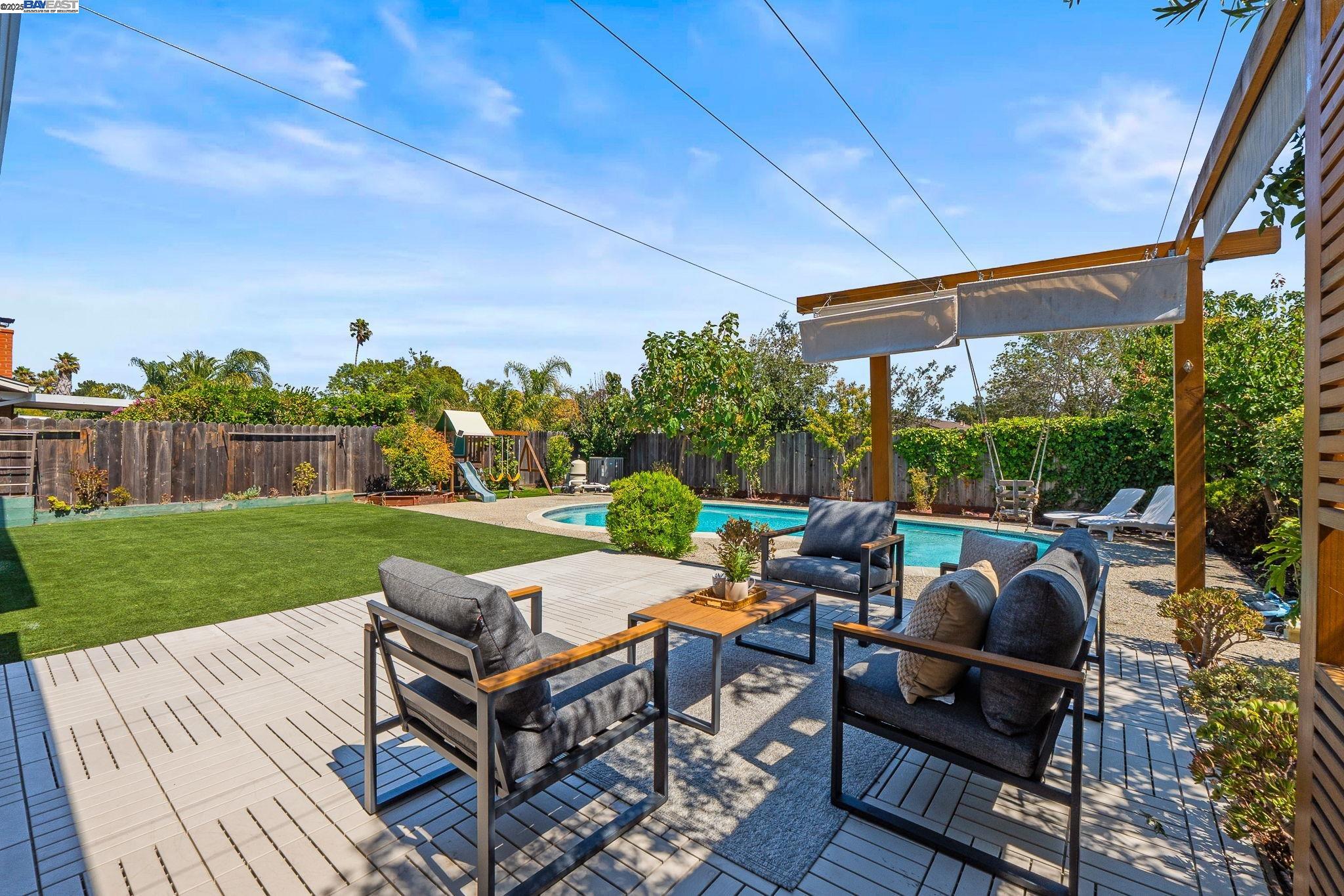 Detail Gallery Image 2 of 57 For 7574 Birkdale Dr, Newark,  CA 94560 - 5 Beds | 2/1 Baths