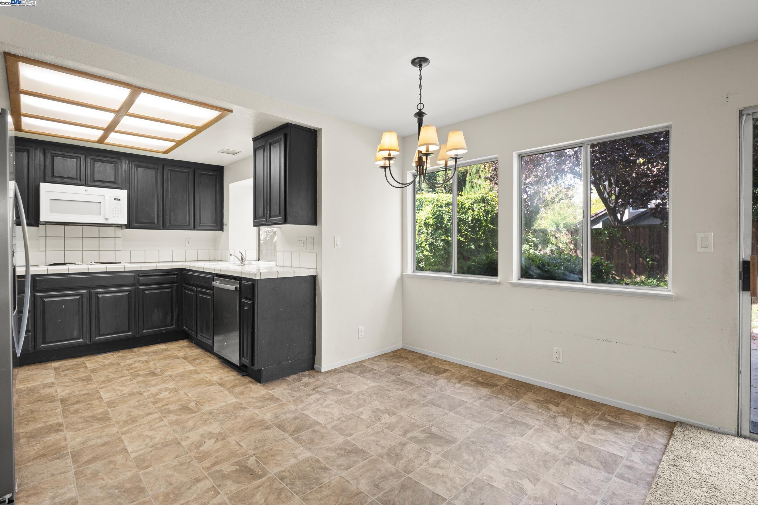 Detail Gallery Image 12 of 42 For 1718 Nursery Way, Pleasanton,  CA 94588 - 3 Beds | 2/1 Baths
