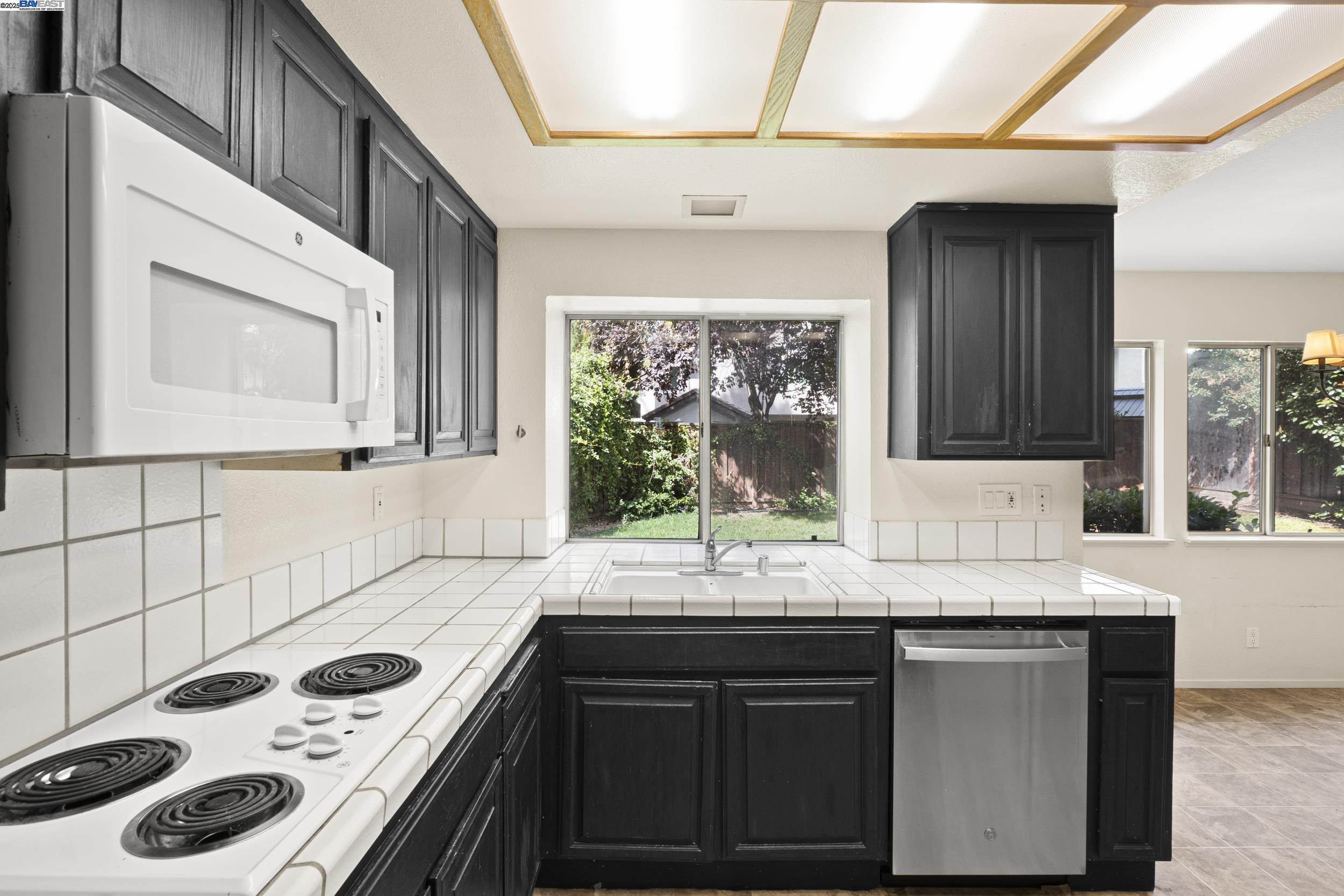 Detail Gallery Image 8 of 42 For 1718 Nursery Way, Pleasanton,  CA 94588 - 3 Beds | 2/1 Baths