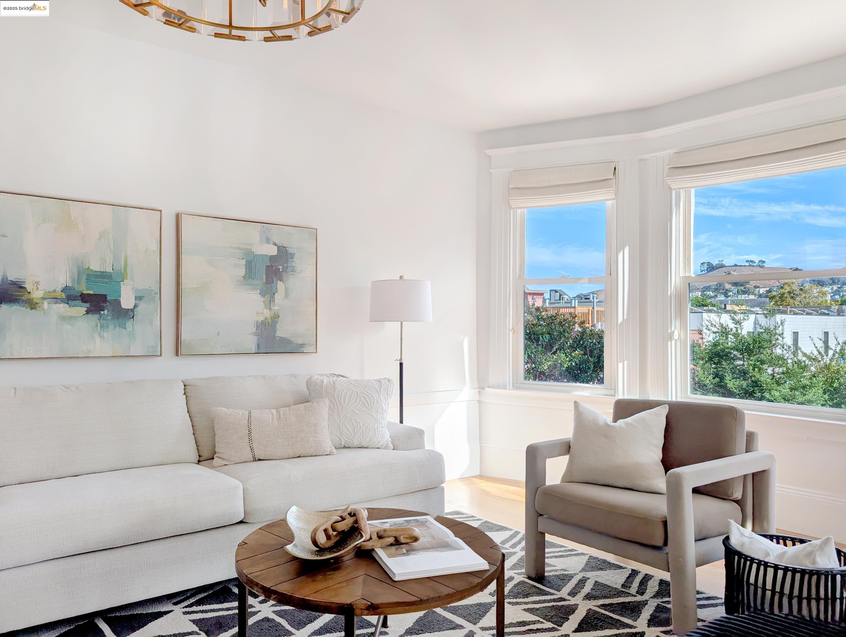 Detail Gallery Image 2 of 26 For 7 Elizabeth St a,  San Francisco,  CA 94110 - 3 Beds | 2 Baths