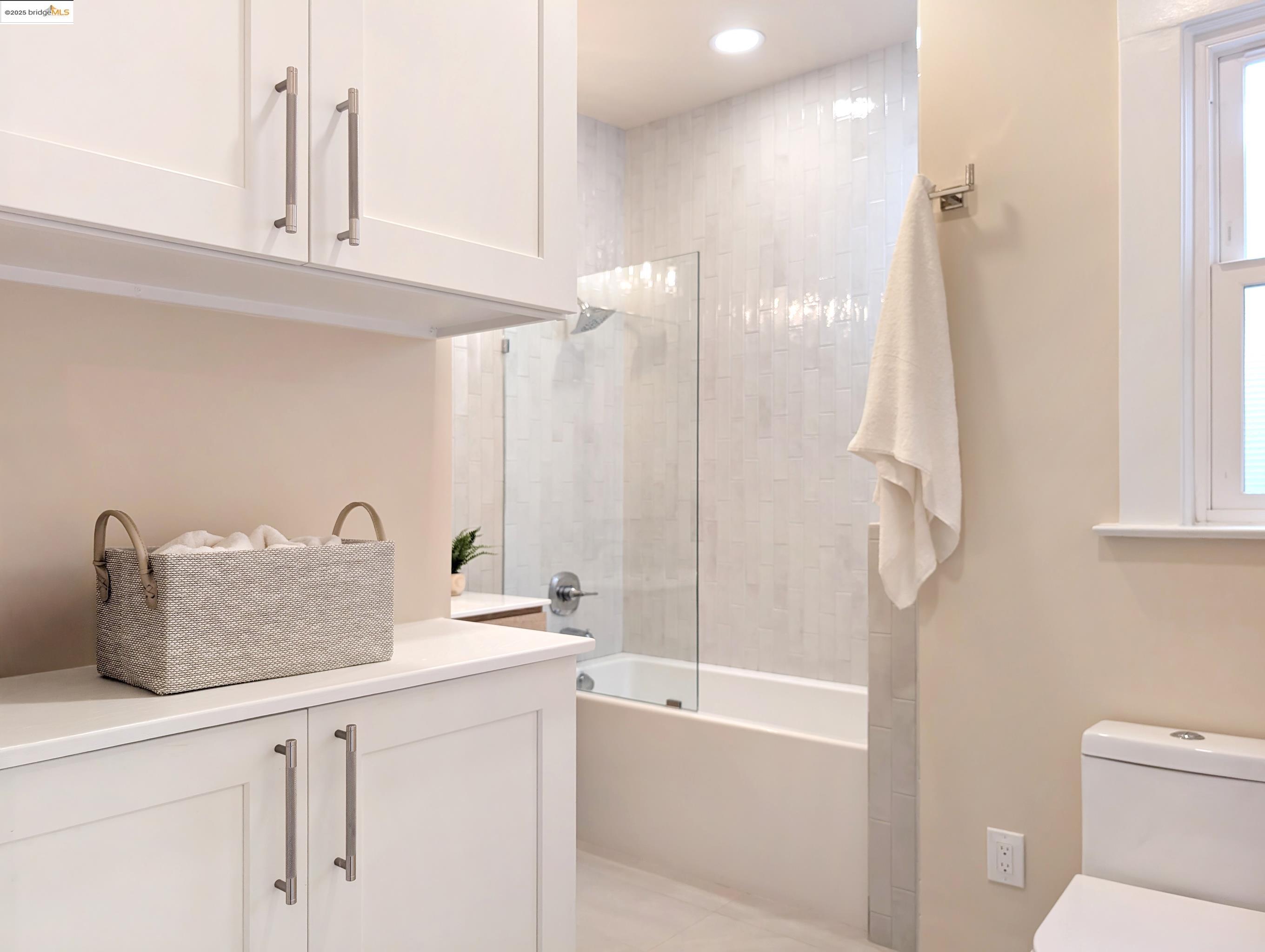 Detail Gallery Image 15 of 26 For 7 Elizabeth St a,  San Francisco,  CA 94110 - 3 Beds | 2 Baths