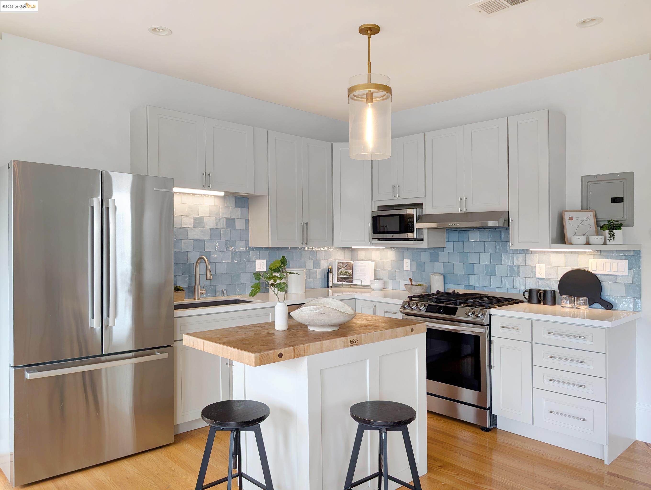 Detail Gallery Image 4 of 26 For 7 Elizabeth St a,  San Francisco,  CA 94110 - 3 Beds | 2 Baths