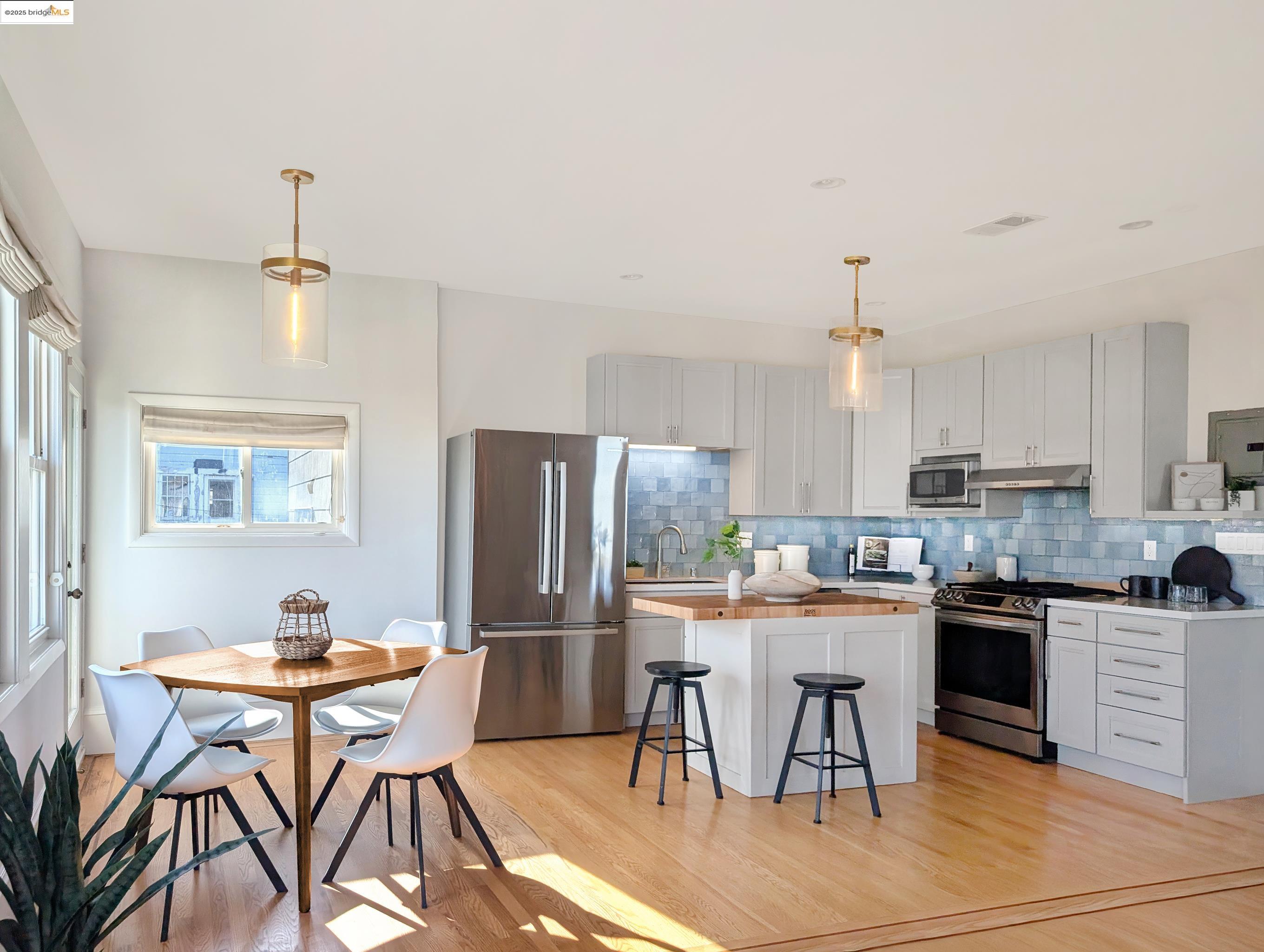 Detail Gallery Image 5 of 26 For 7 Elizabeth St a,  San Francisco,  CA 94110 - 3 Beds | 2 Baths