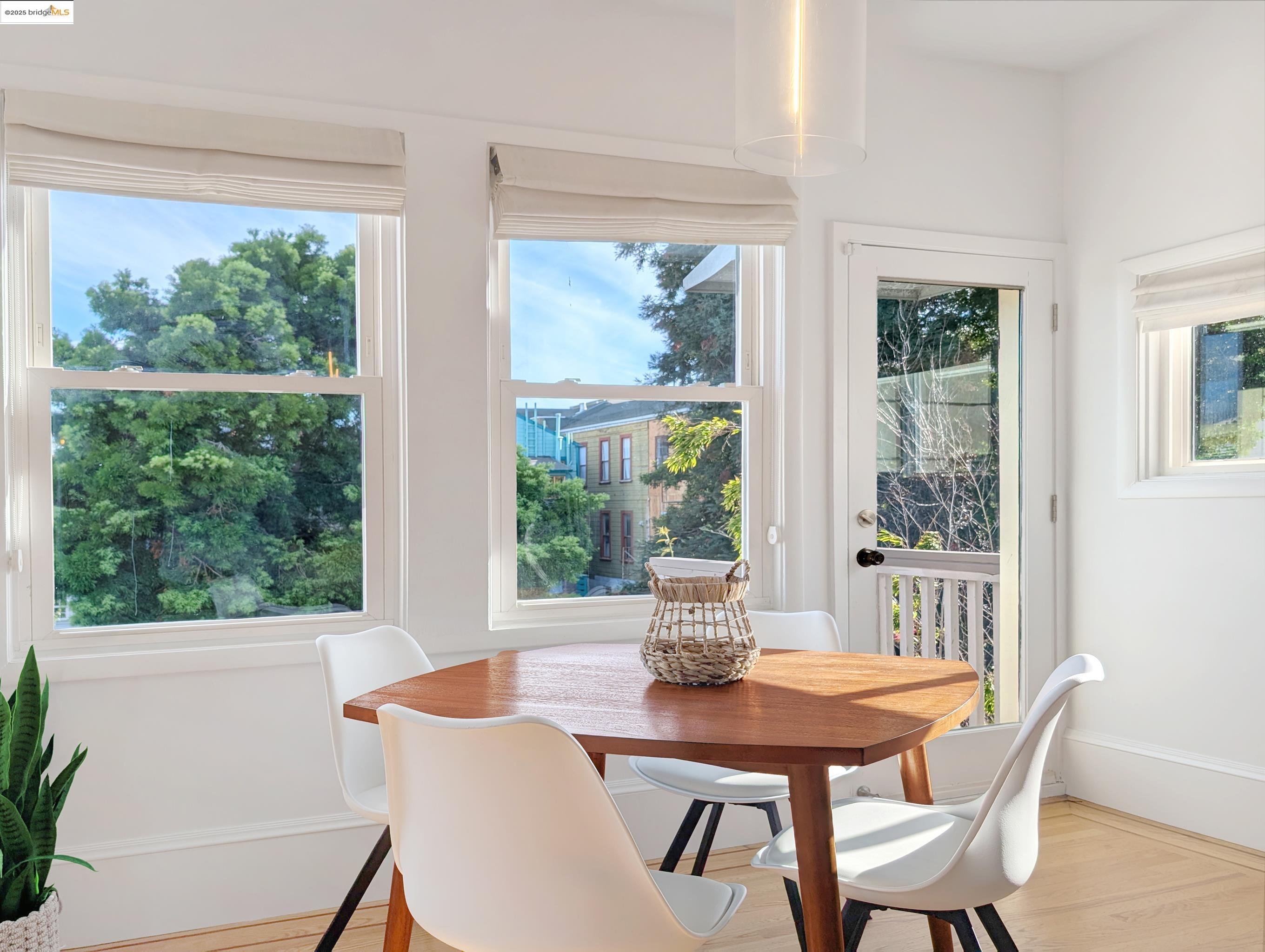 Detail Gallery Image 6 of 26 For 7 Elizabeth St a,  San Francisco,  CA 94110 - 3 Beds | 2 Baths