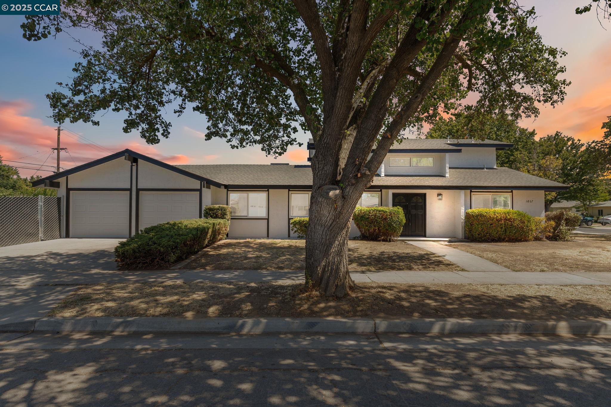Detail Gallery Image 1 of 42 For 1667 S Plumas St, Fresno,  CA 93706 - 4 Beds | 2 Baths