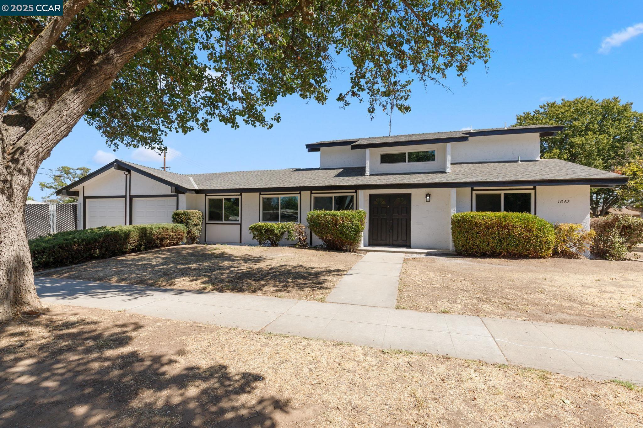 Detail Gallery Image 2 of 42 For 1667 S Plumas St, Fresno,  CA 93706 - 4 Beds | 2 Baths