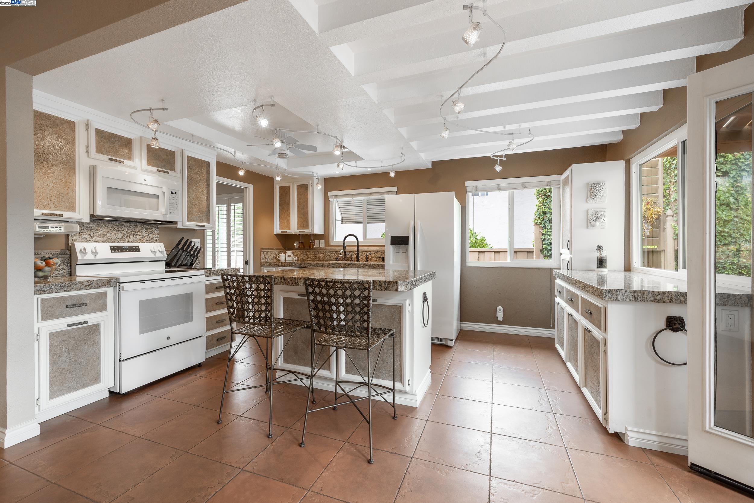 Detail Gallery Image 7 of 34 For 28047 Dobbel Ave, Hayward,  CA 94542 - 3 Beds | 2 Baths